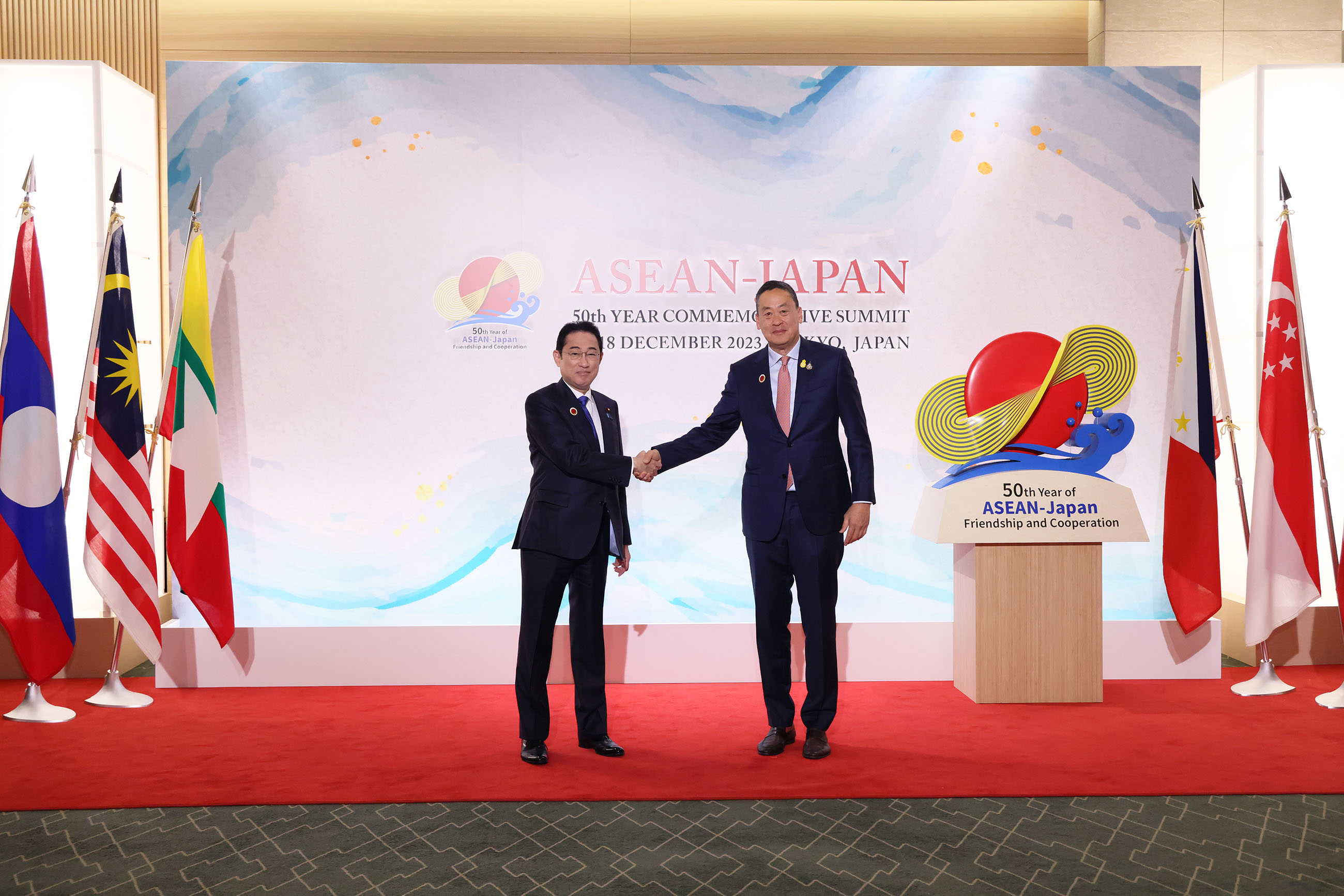 セター・タイ王国首相を出迎える岸田総理１