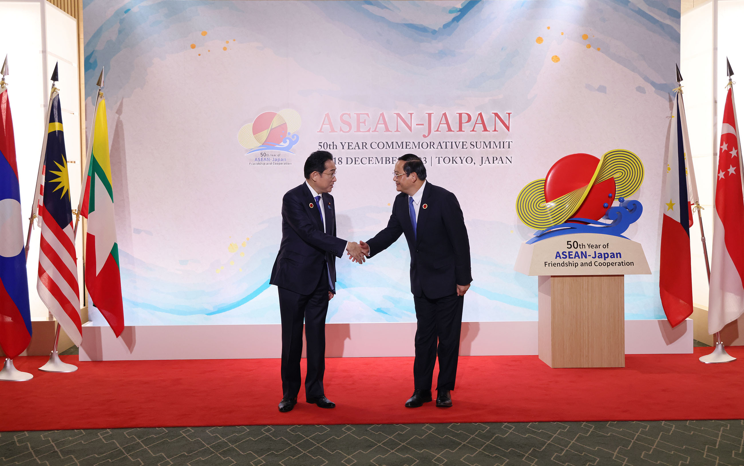 ソーンサイ・ラオス人民民主共和国首相を出迎える岸田総理１