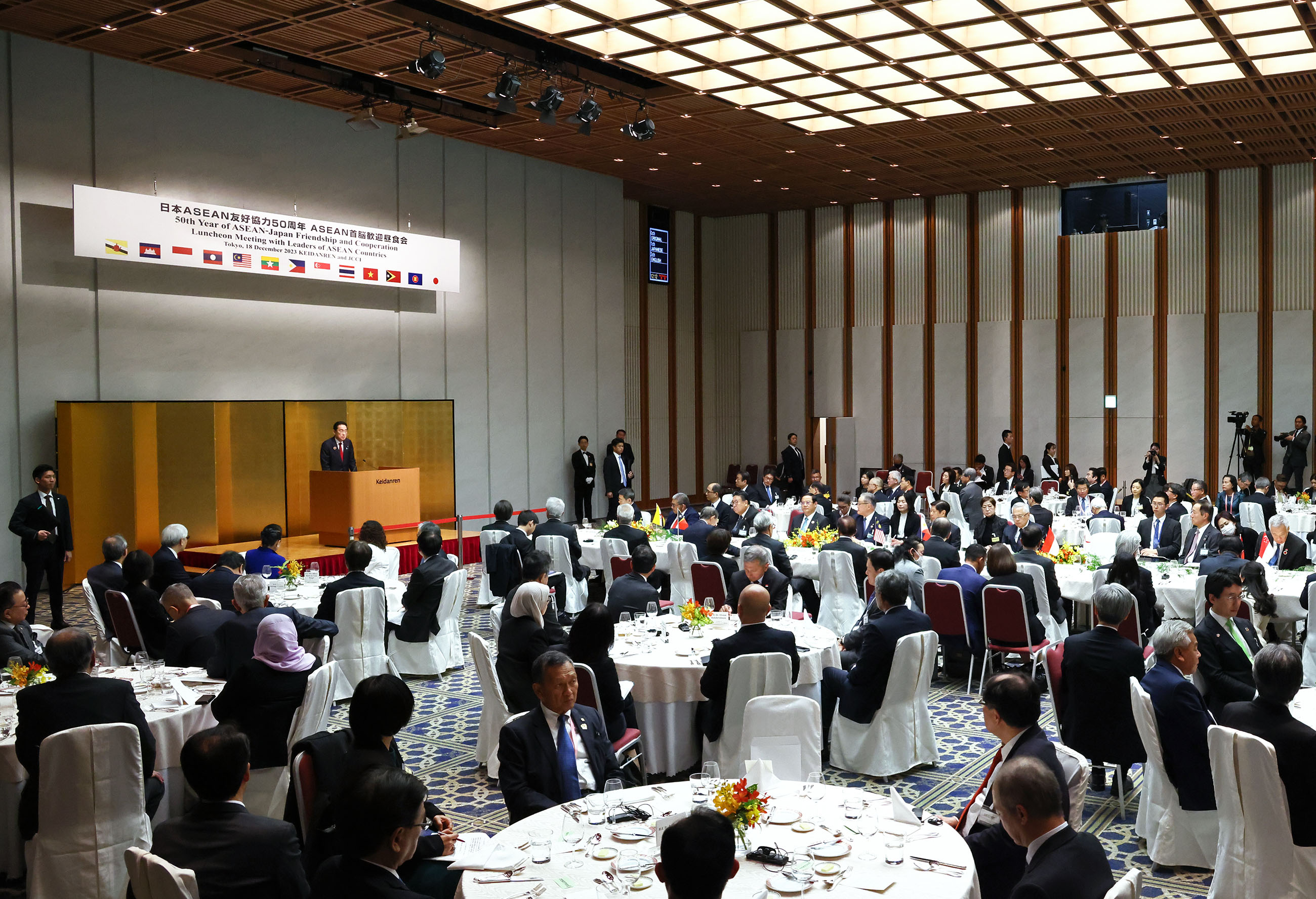 挨拶する岸田総理３