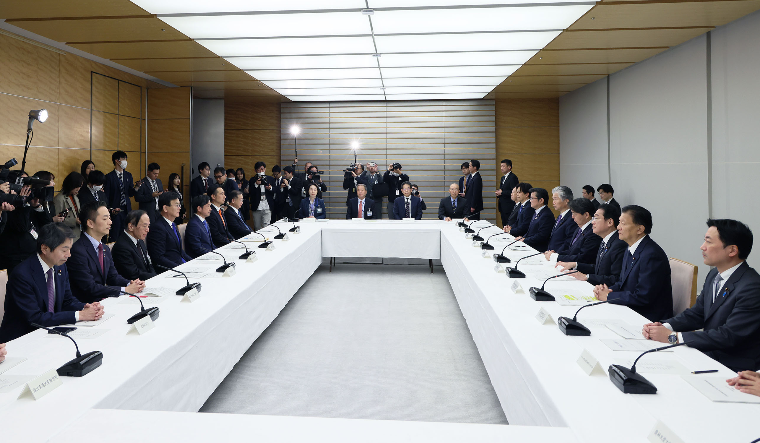 会議に臨む岸田総理２