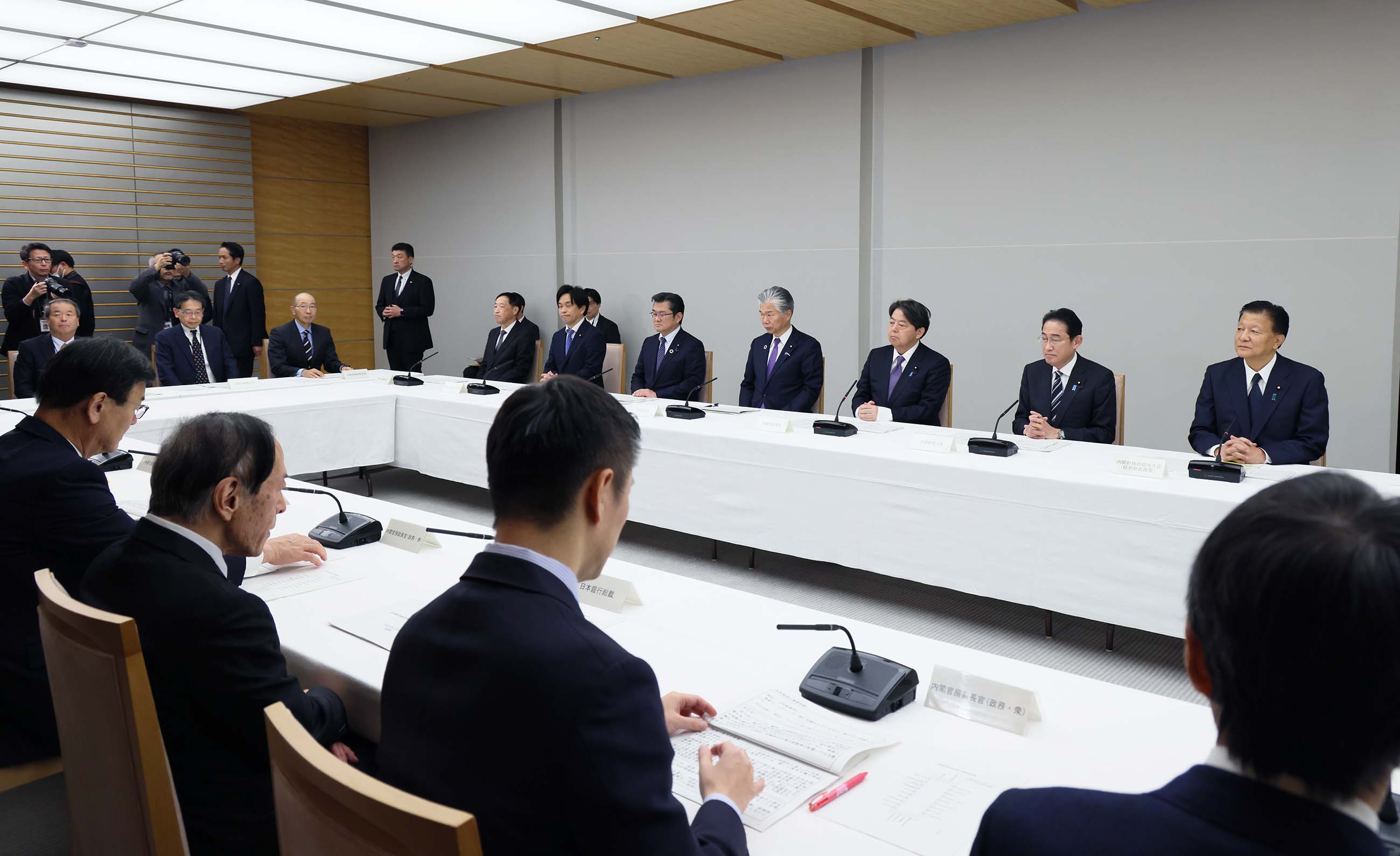 会議に臨む岸田総理３