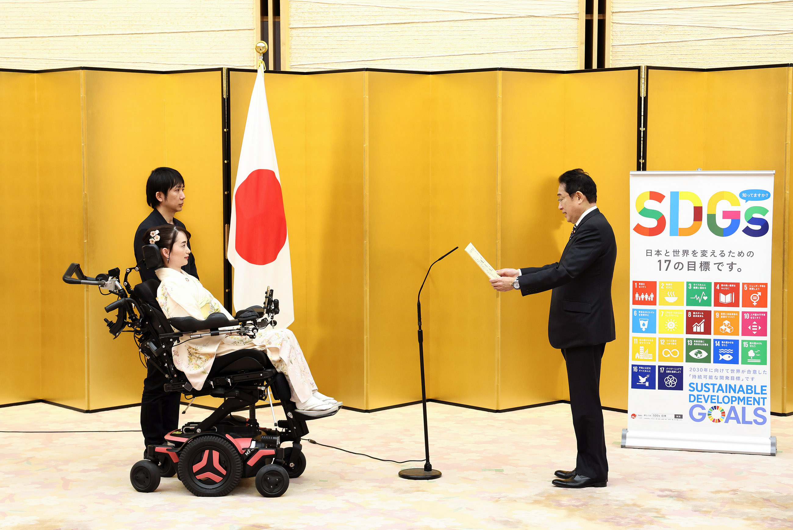 表彰状を授与する岸田総理１