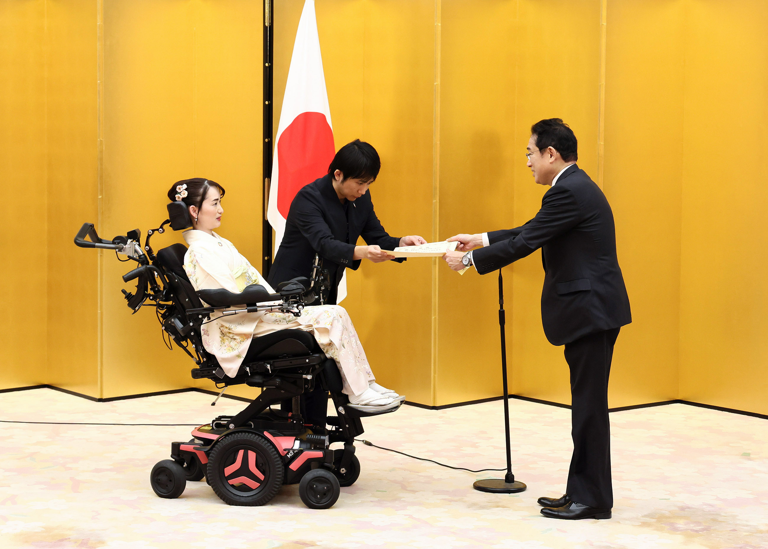 表彰状を授与する岸田総理２