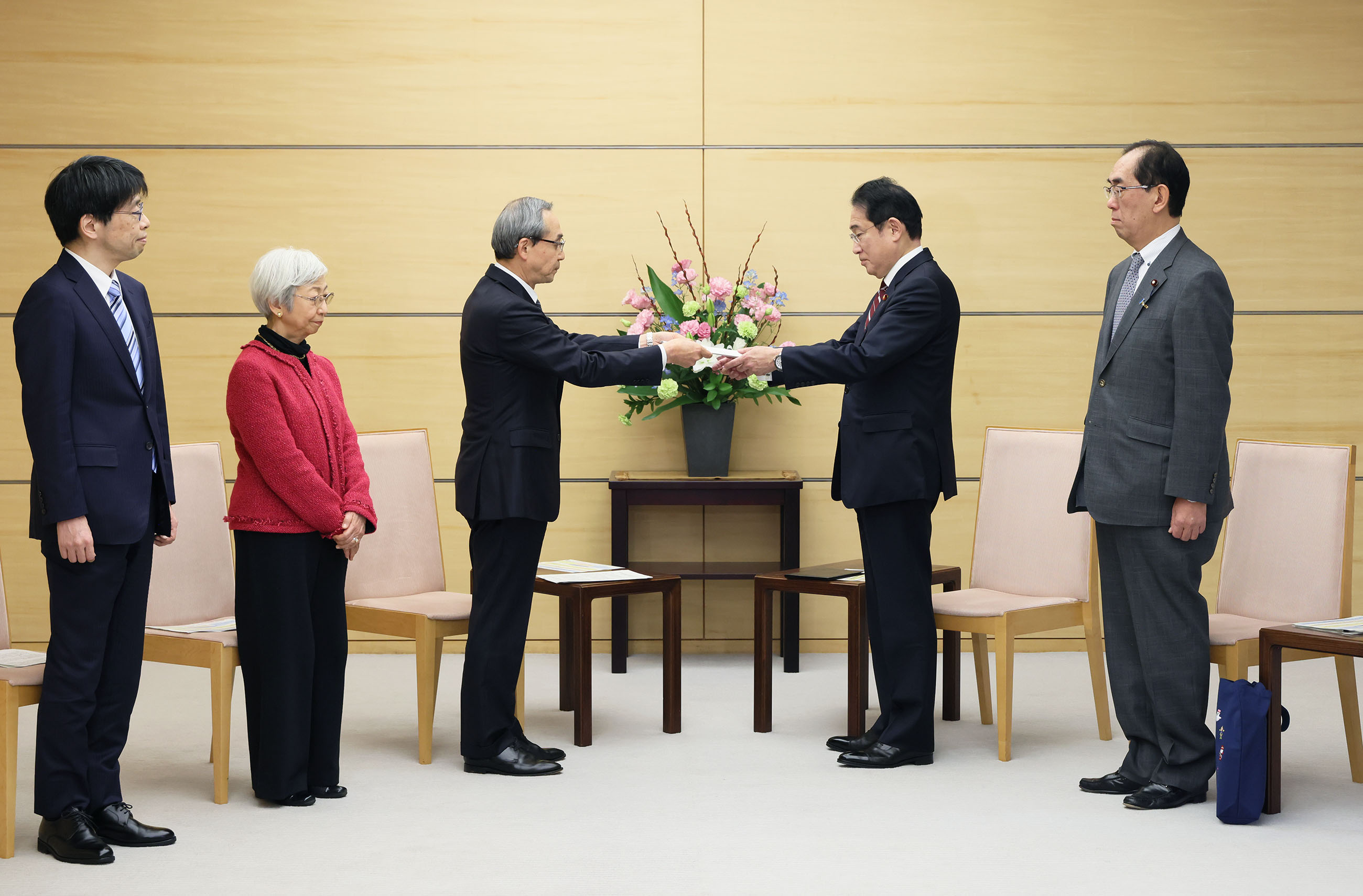 答申を受け取る岸田総理２