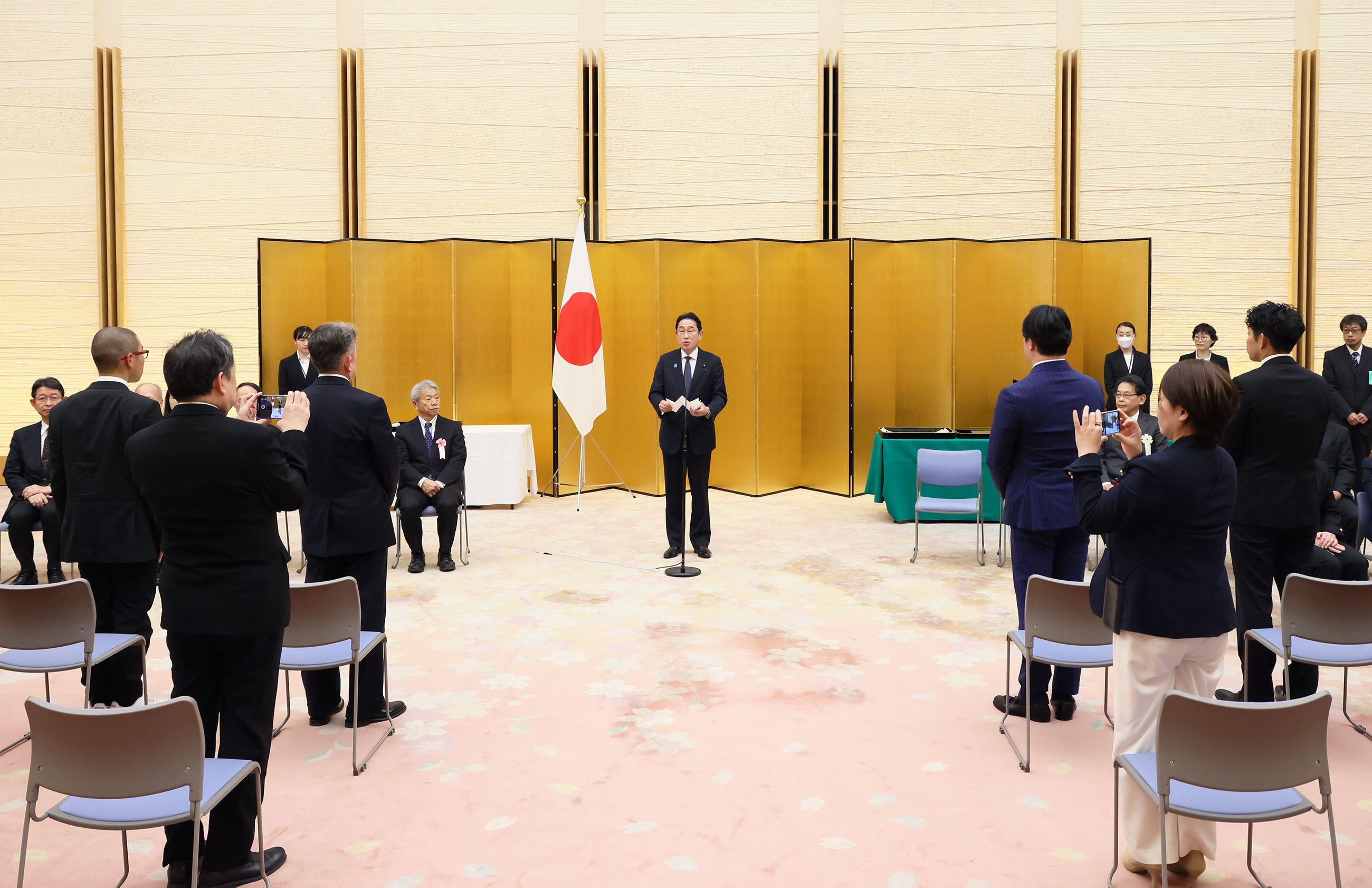 挨拶する岸田総理３