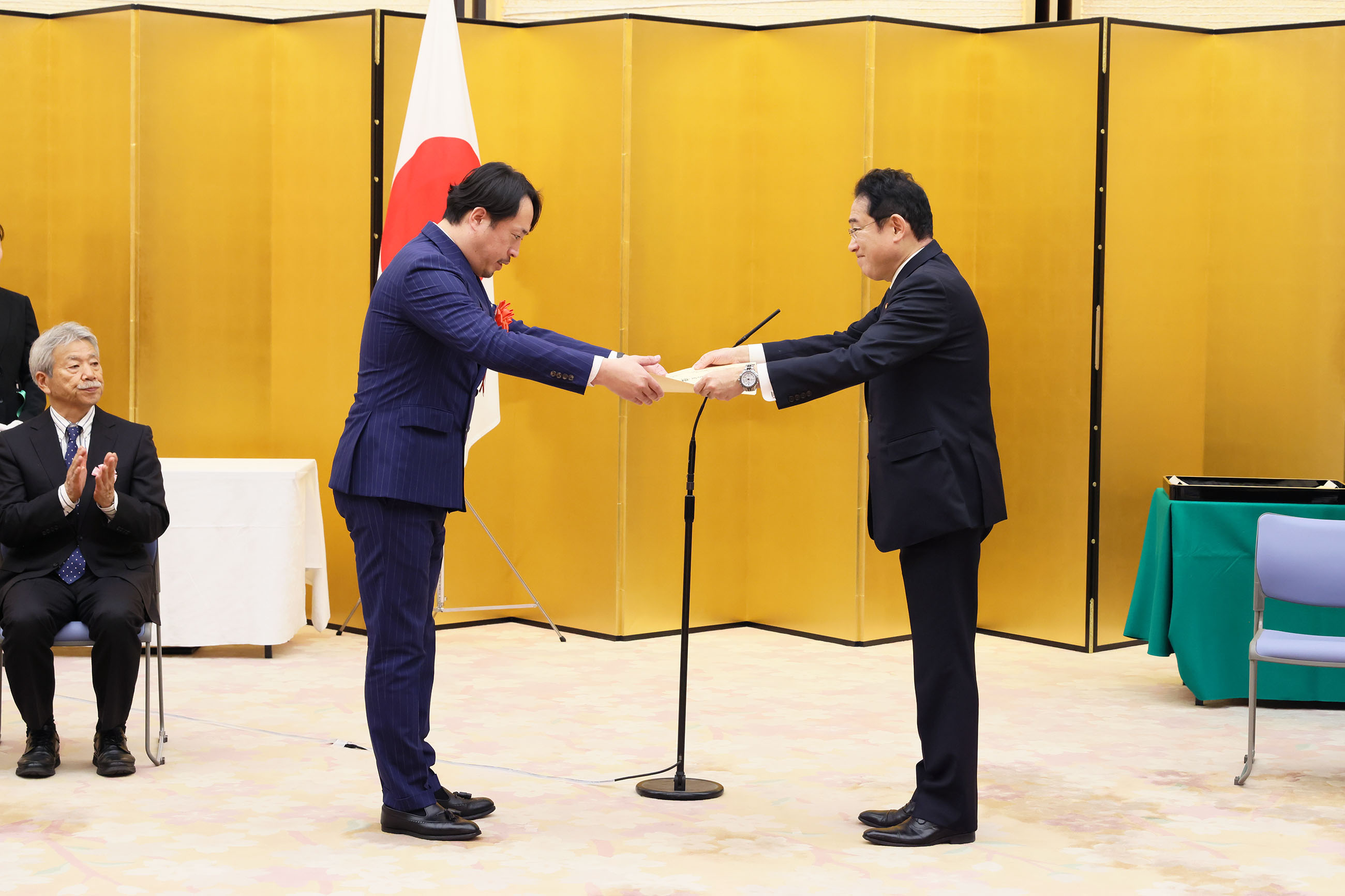 表彰状を授与する岸田総理１