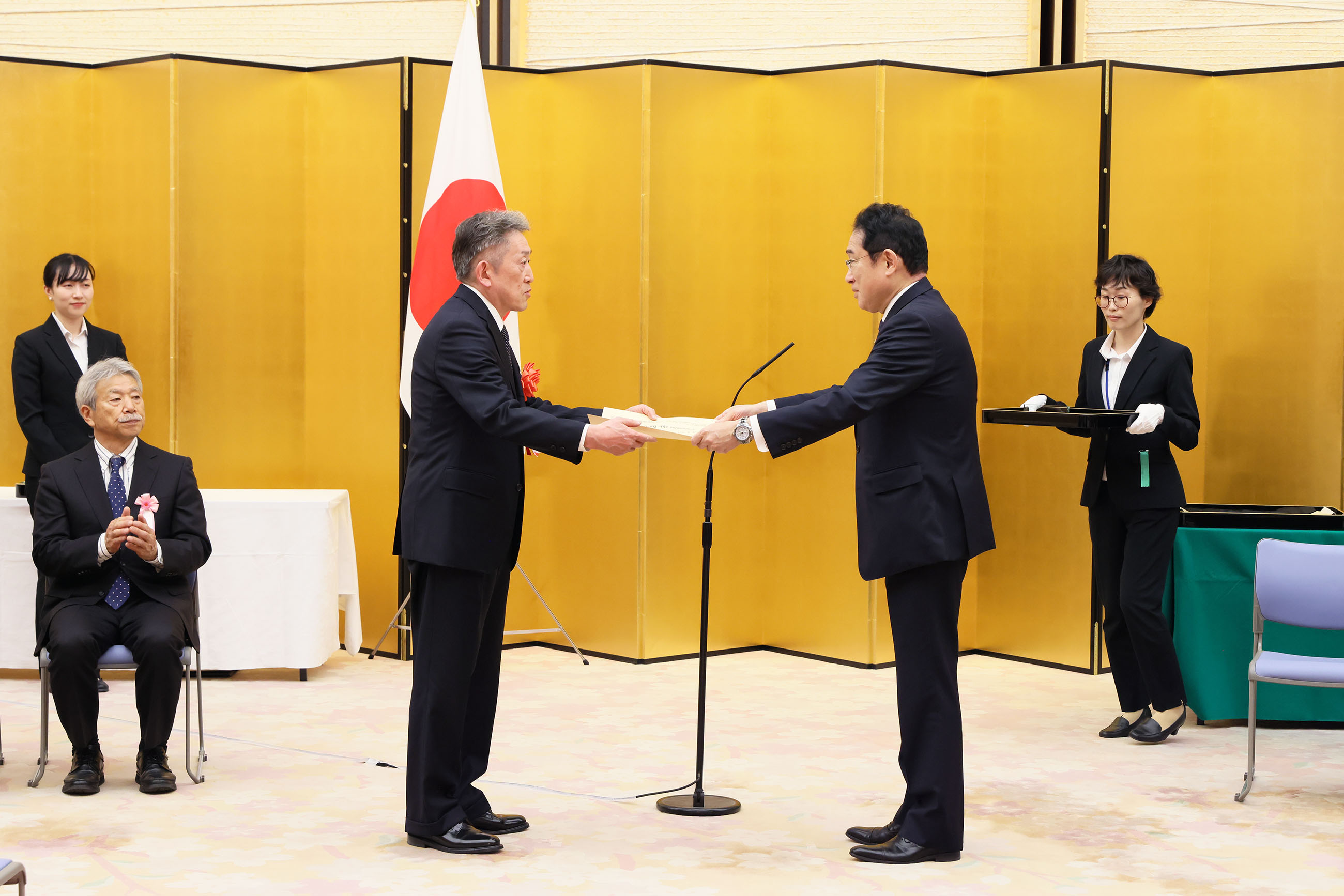 表彰状を授与する岸田総理２