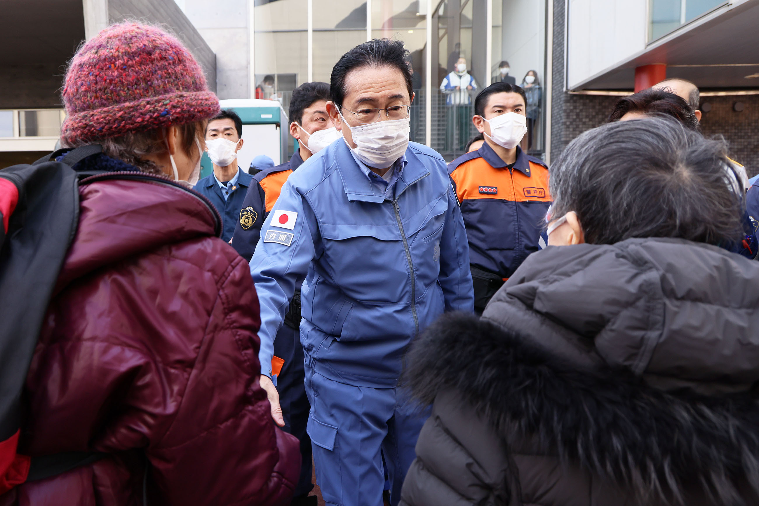 避難所を視察する岸田総理３