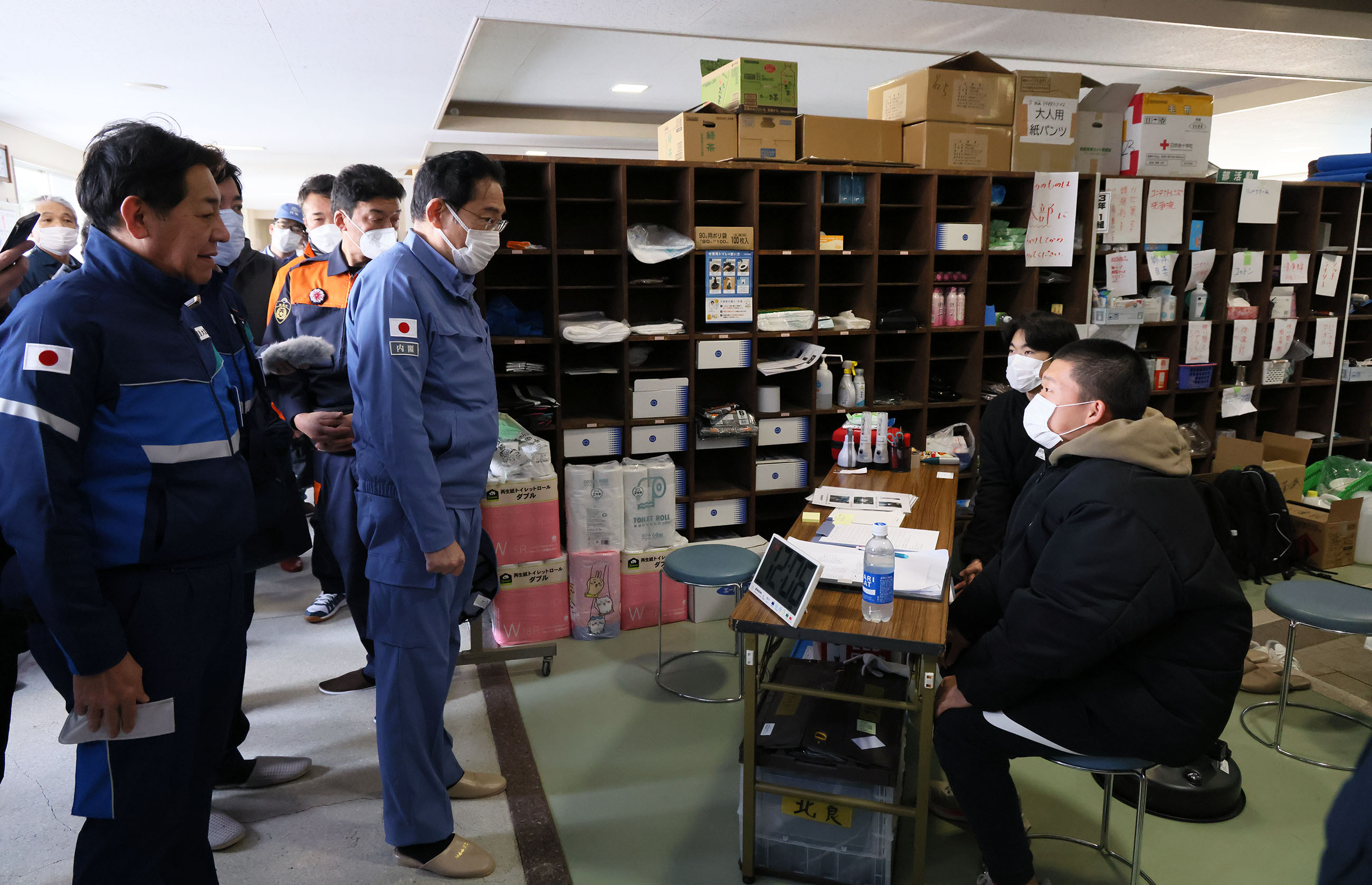 避難所を視察する岸田総理５
