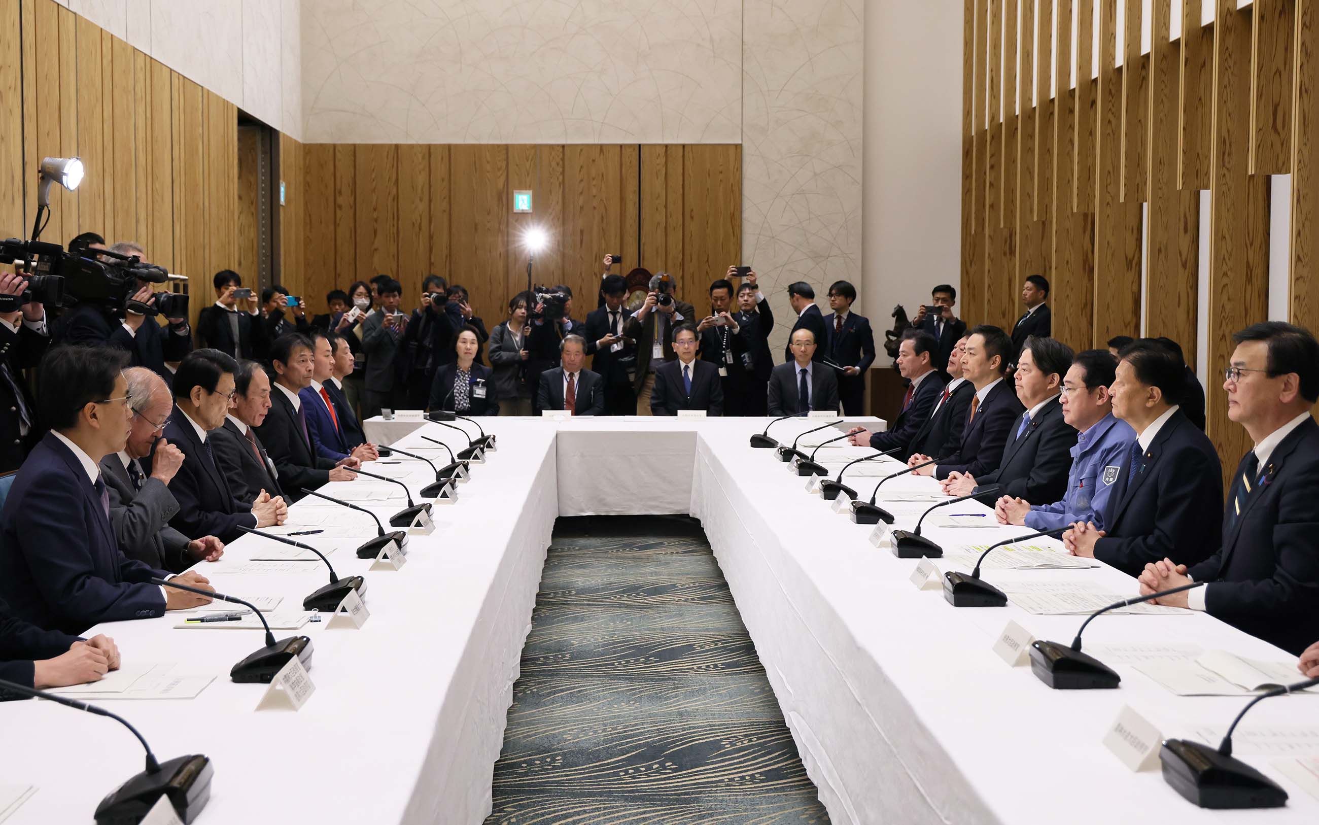 会議に臨む岸田総理２