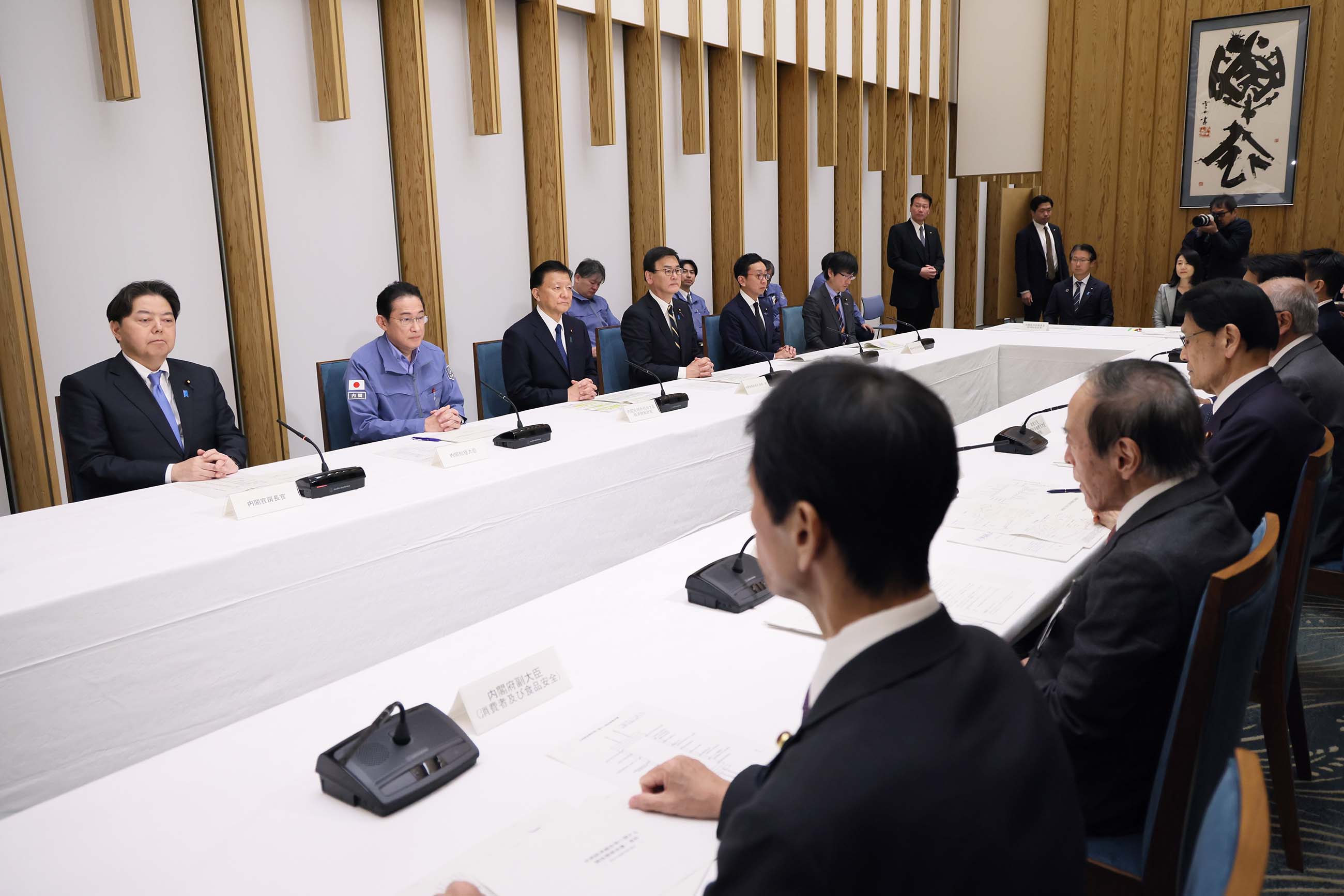 会議に臨む岸田総理３