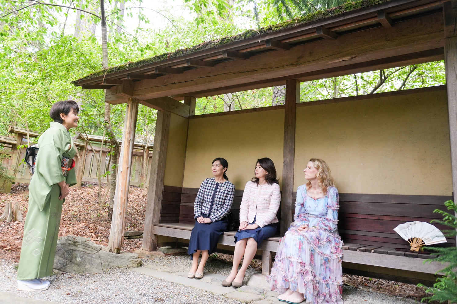 デュークガーデン日本庭園を訪問する総理夫人１