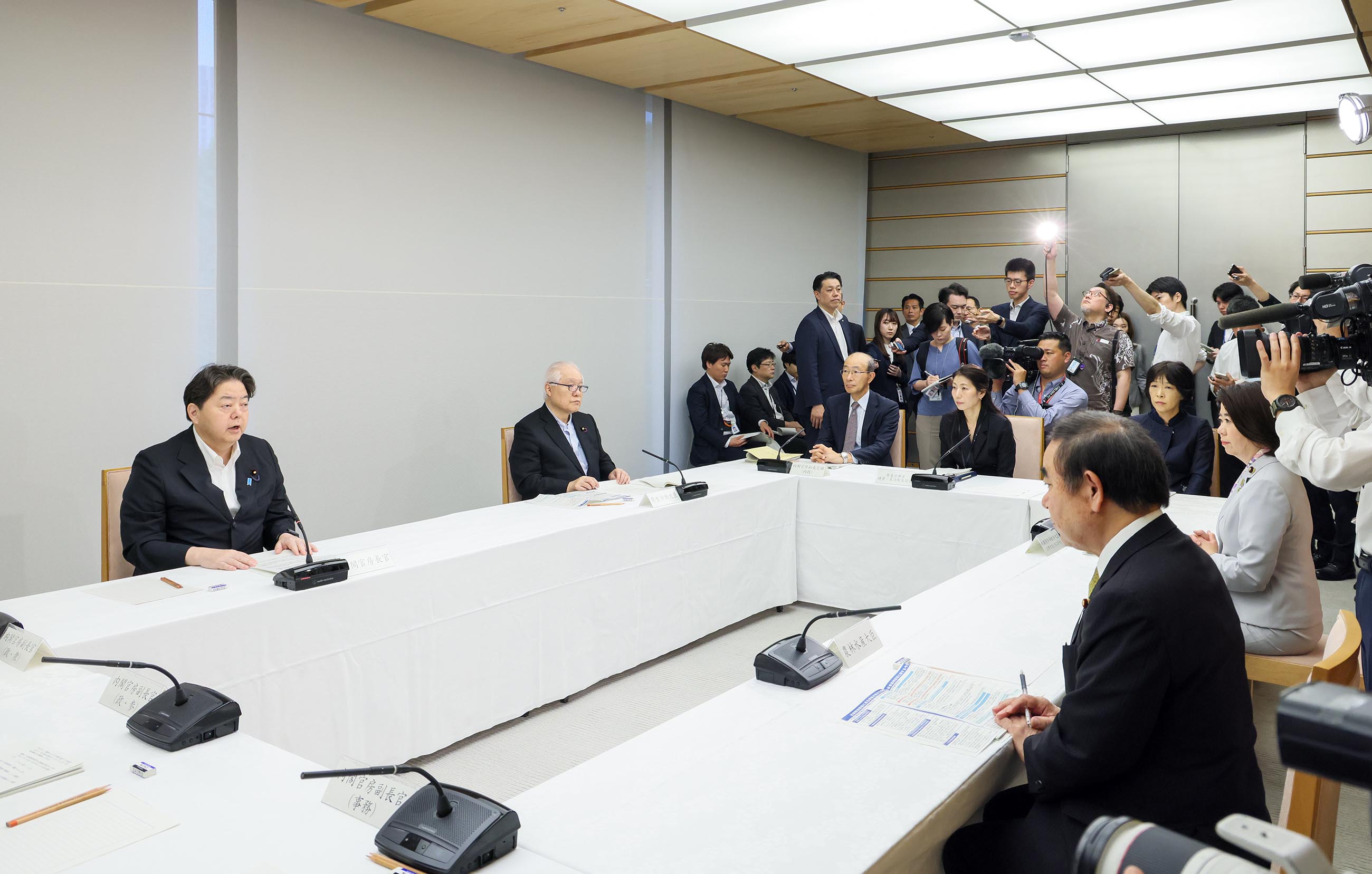 挨拶する林官房長官１