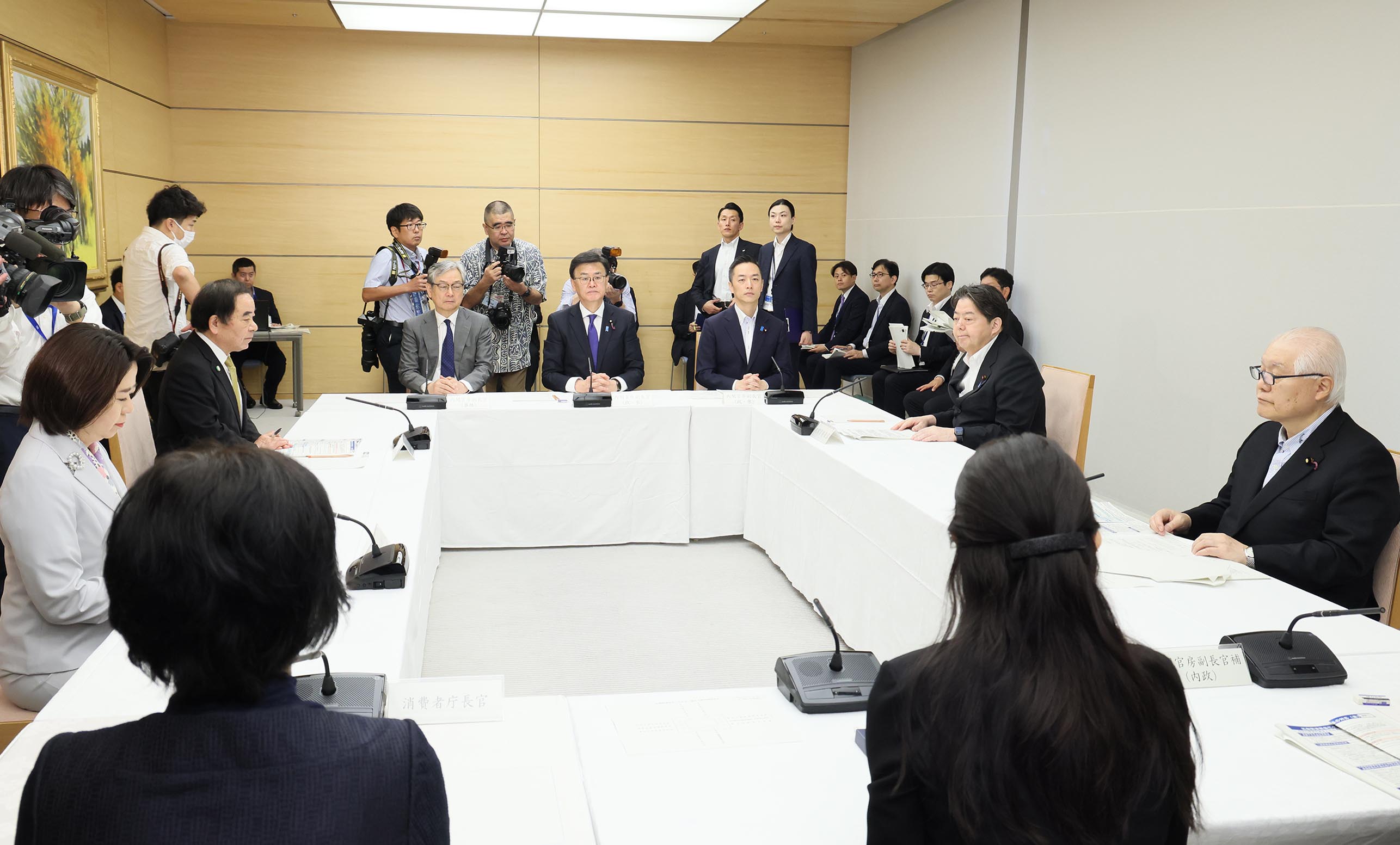 挨拶する林官房長官２