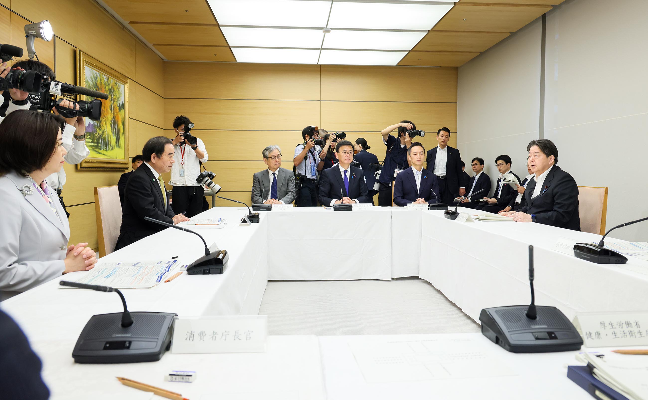 挨拶する林官房長官３