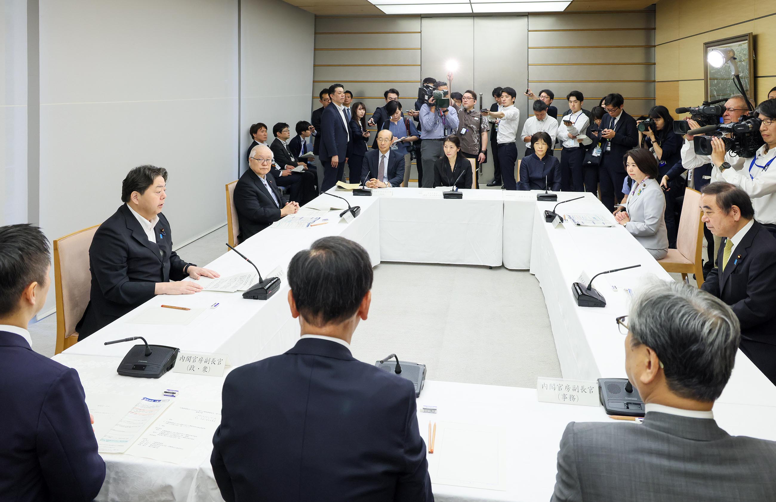 挨拶する林官房長官４