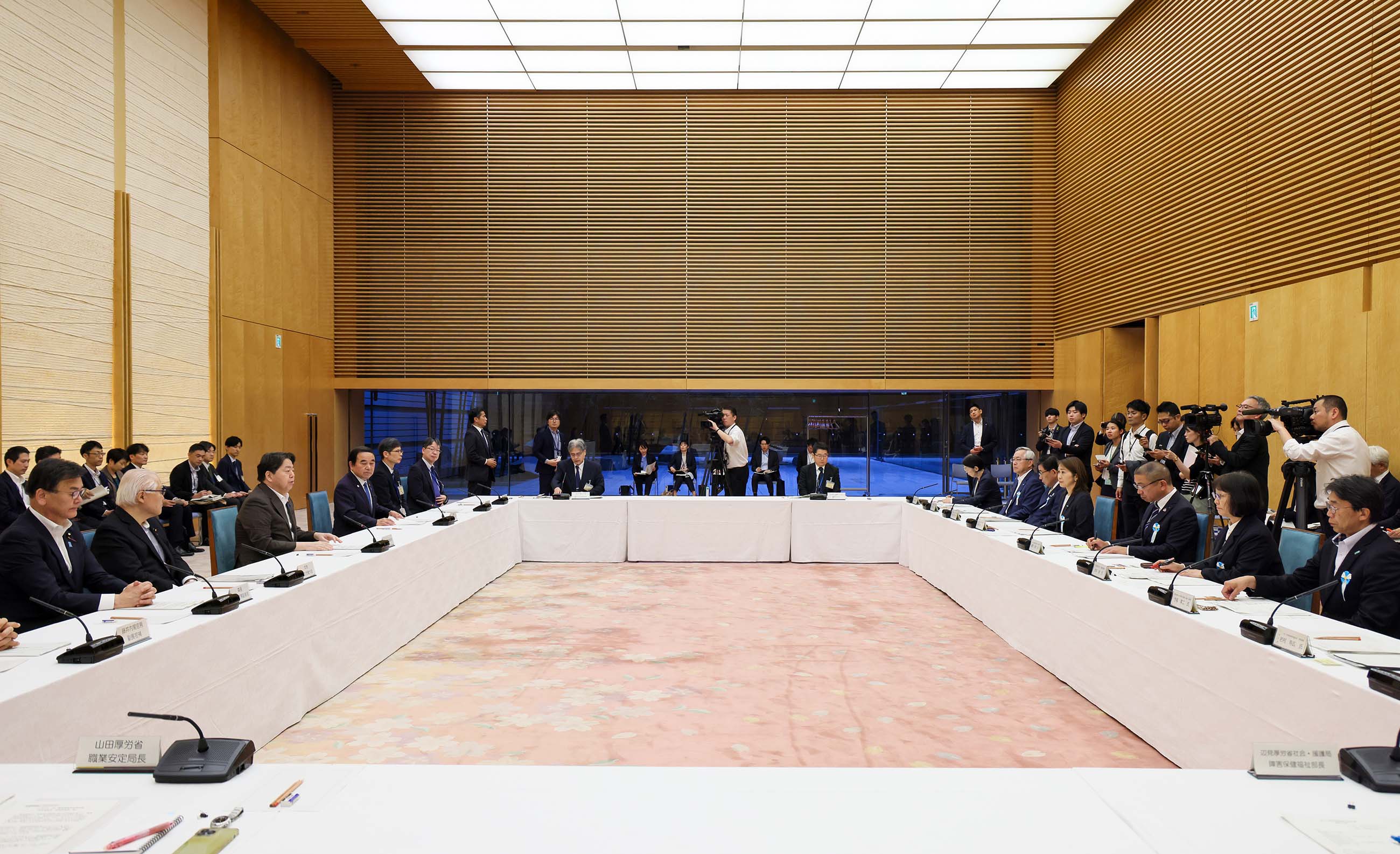 会議のまとめを行う林官房長官２