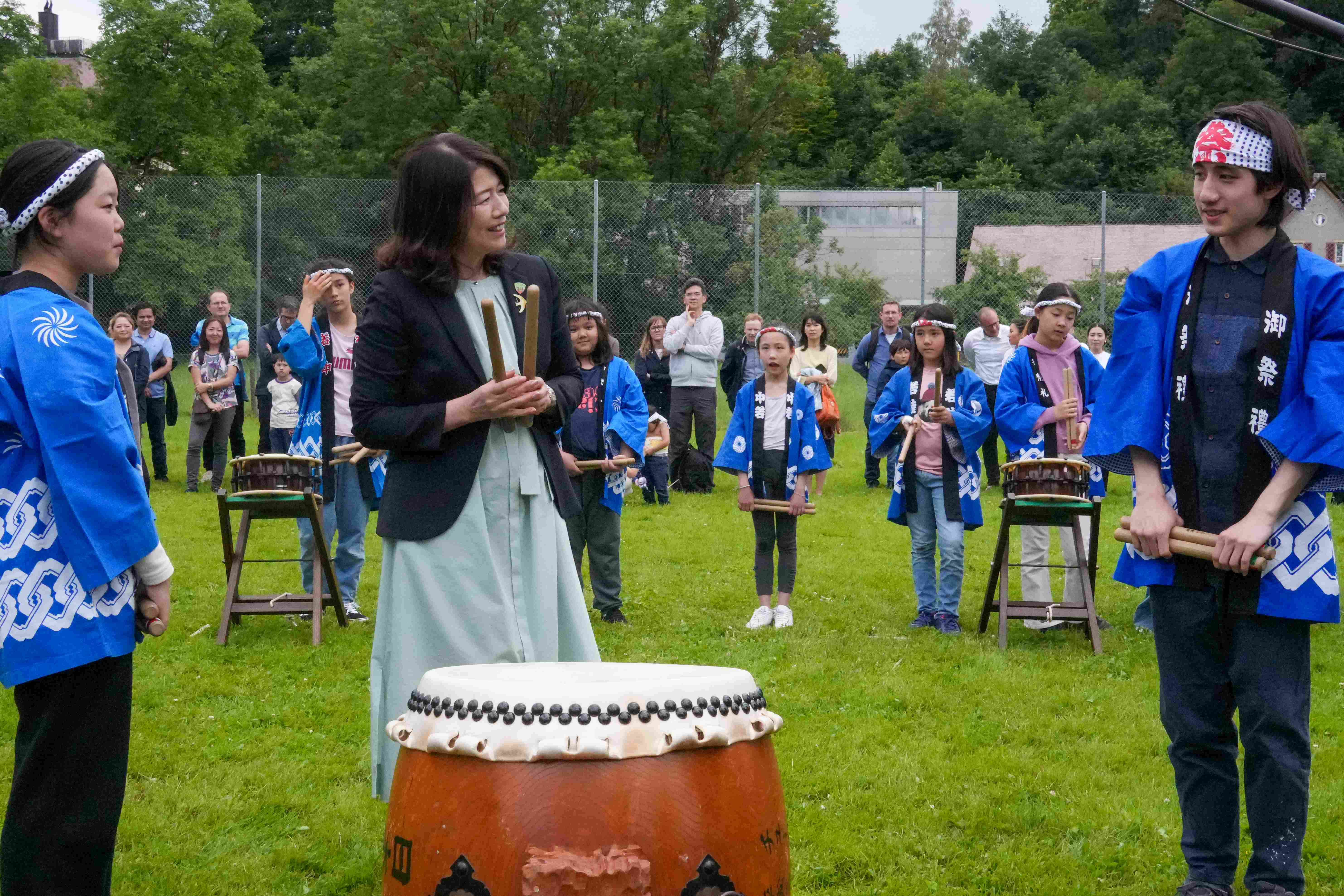 チューリッヒ日本人学校を訪問する総理夫人１