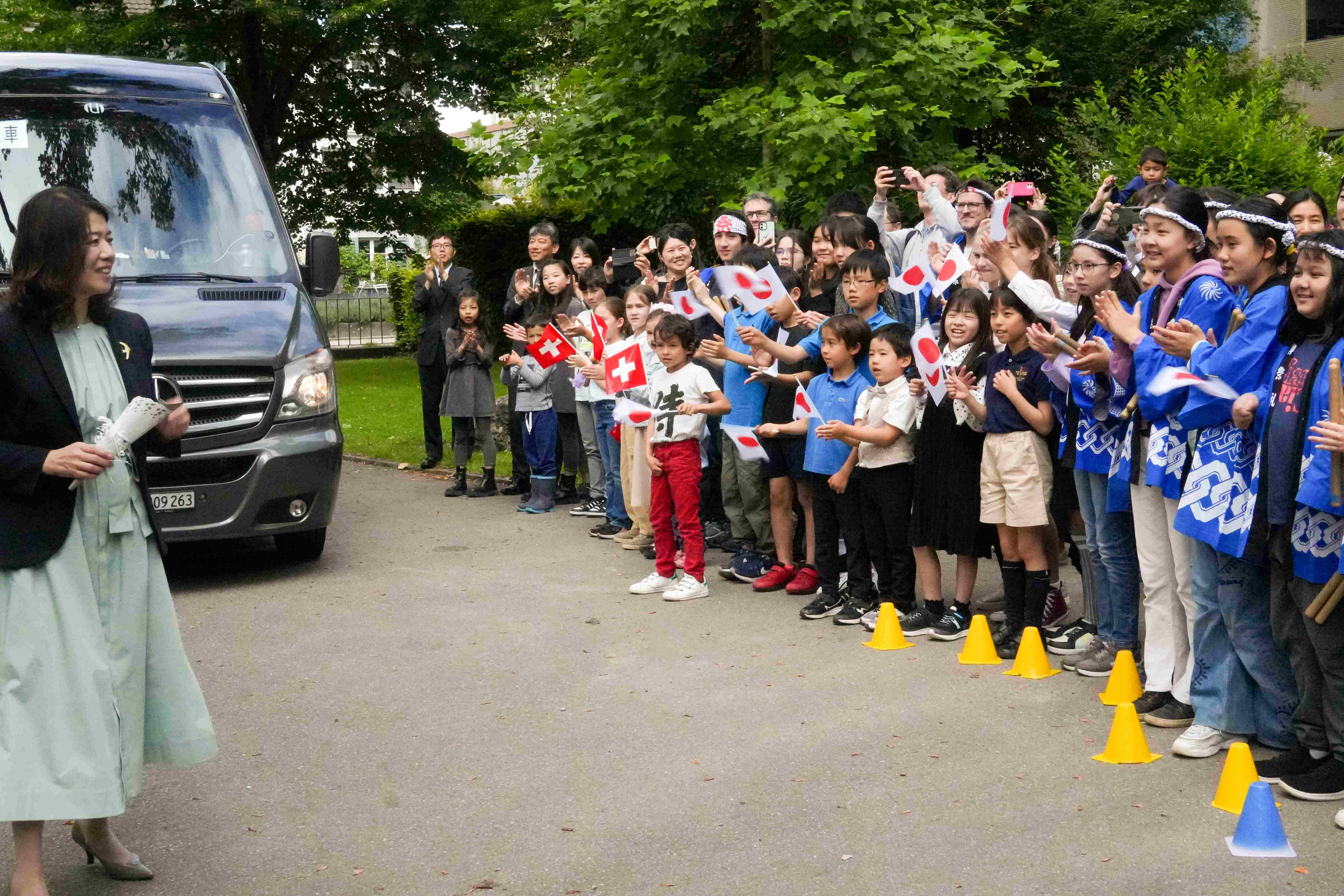 チューリッヒ日本人学校を訪問する総理夫人２