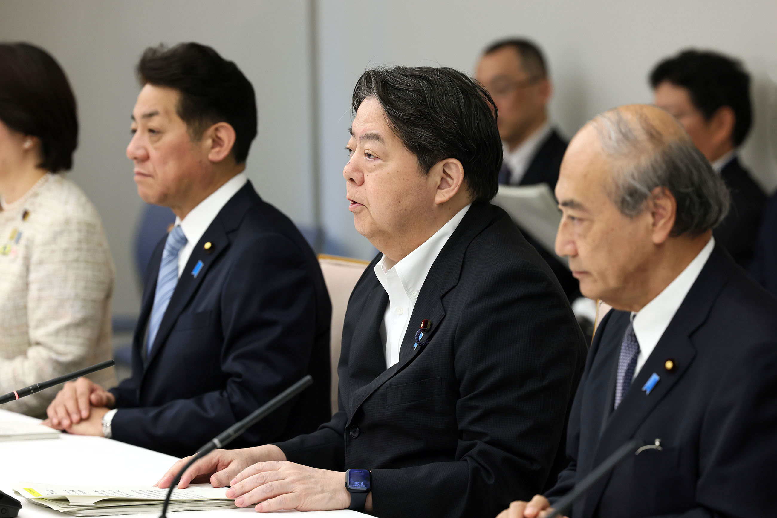 会議のまとめを行う林官房長官１