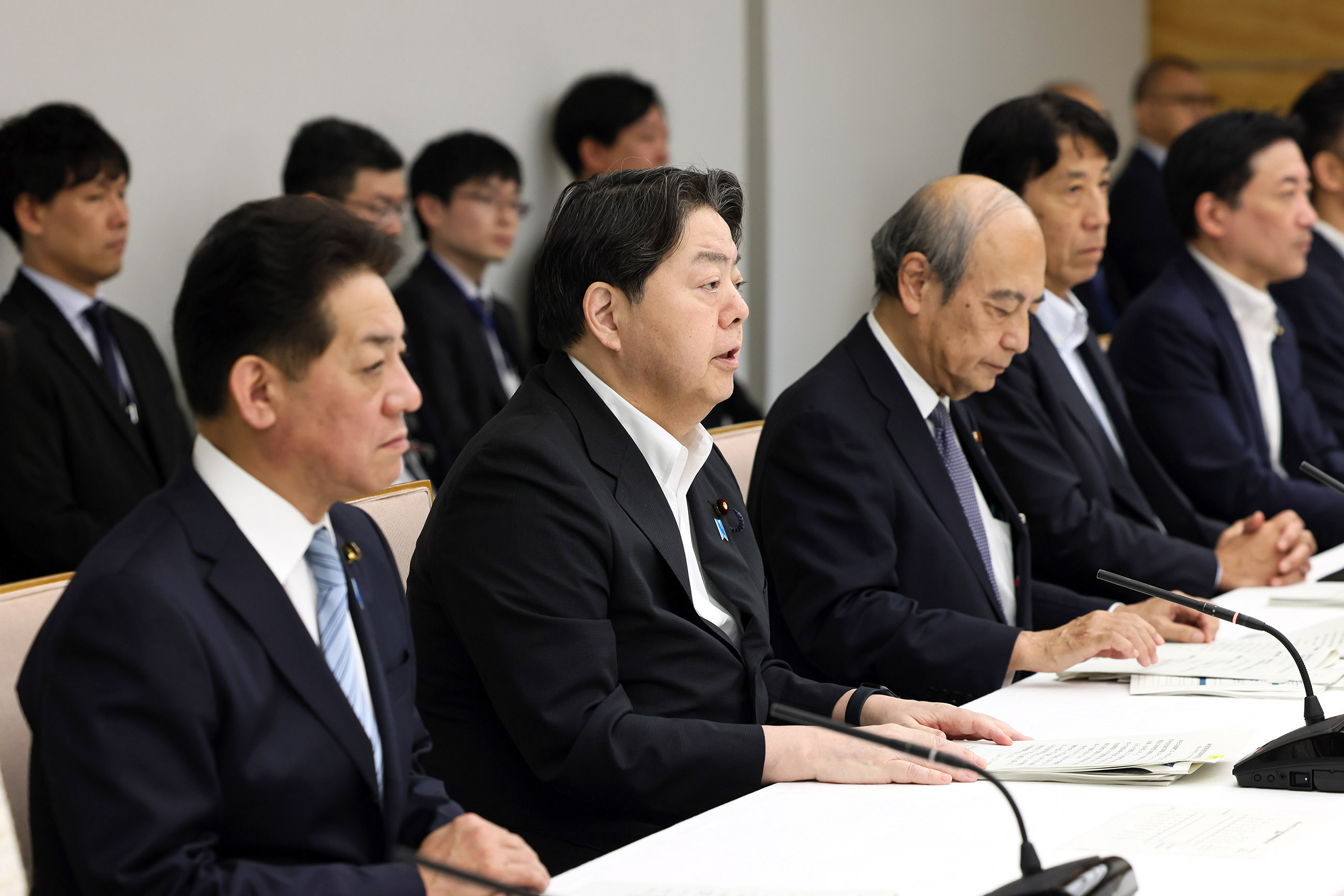 会議のまとめを行う林官房長官２