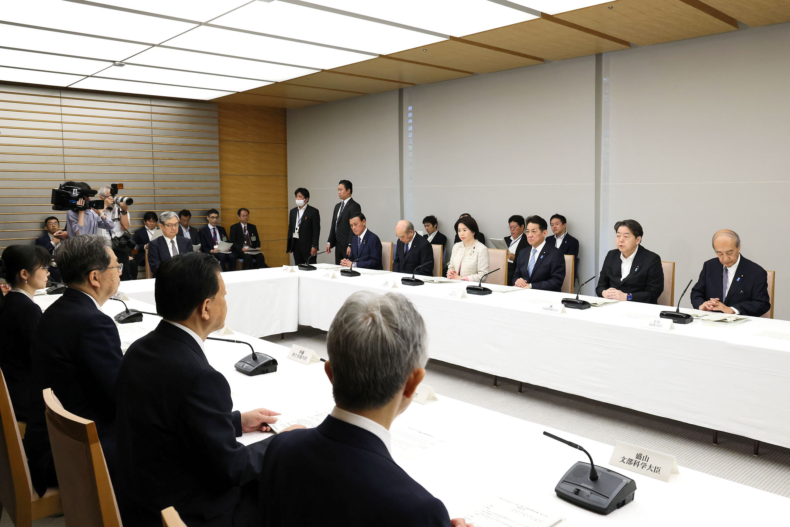 会議のまとめを行う林官房長官４