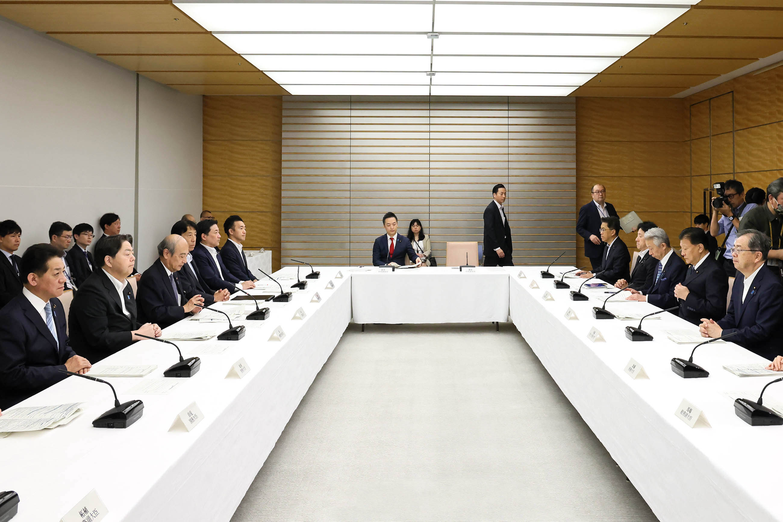 会議のまとめを行う林官房長官５