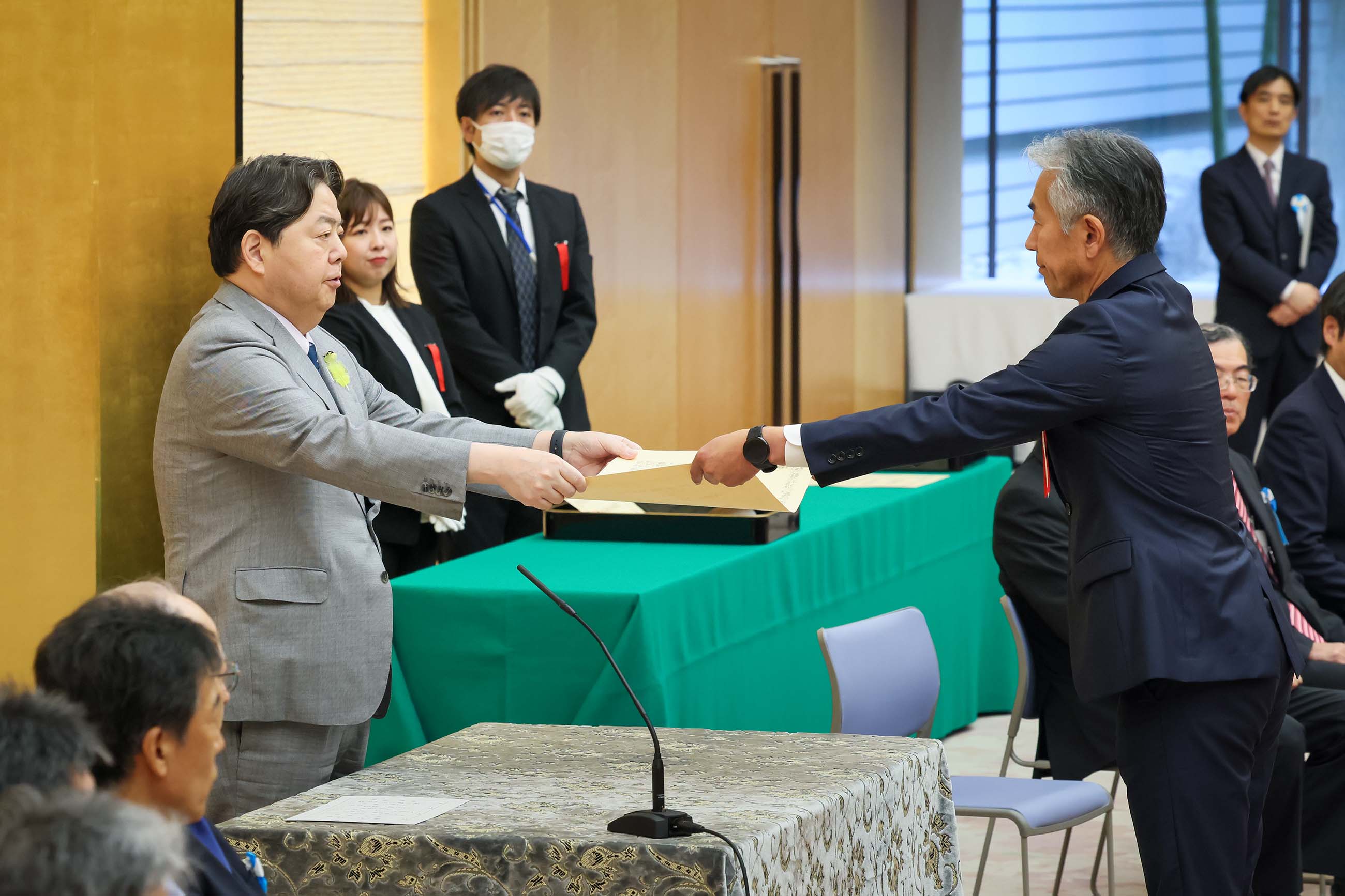 表彰状を授与する林官房長官２