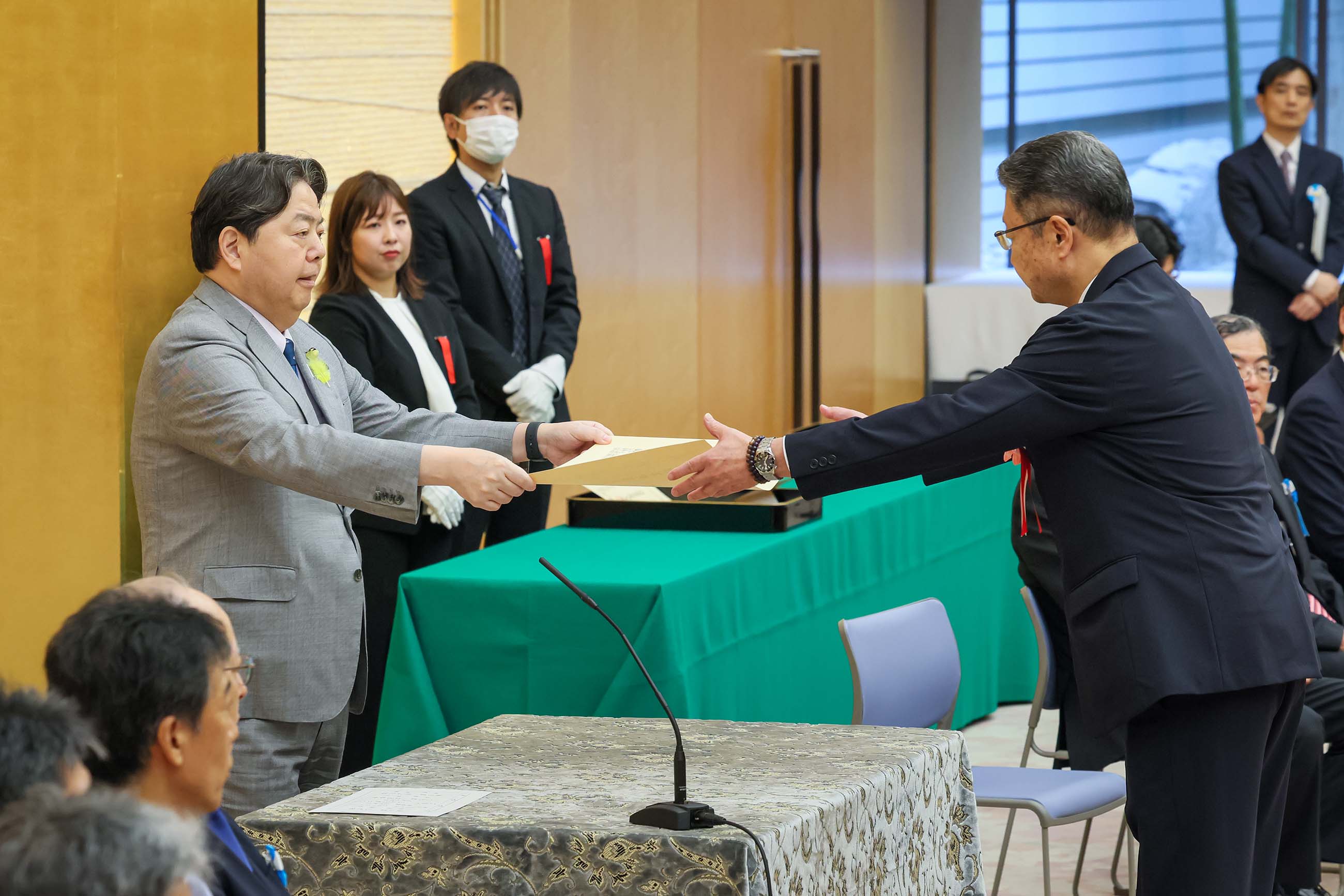 表彰状を授与する林官房長官３