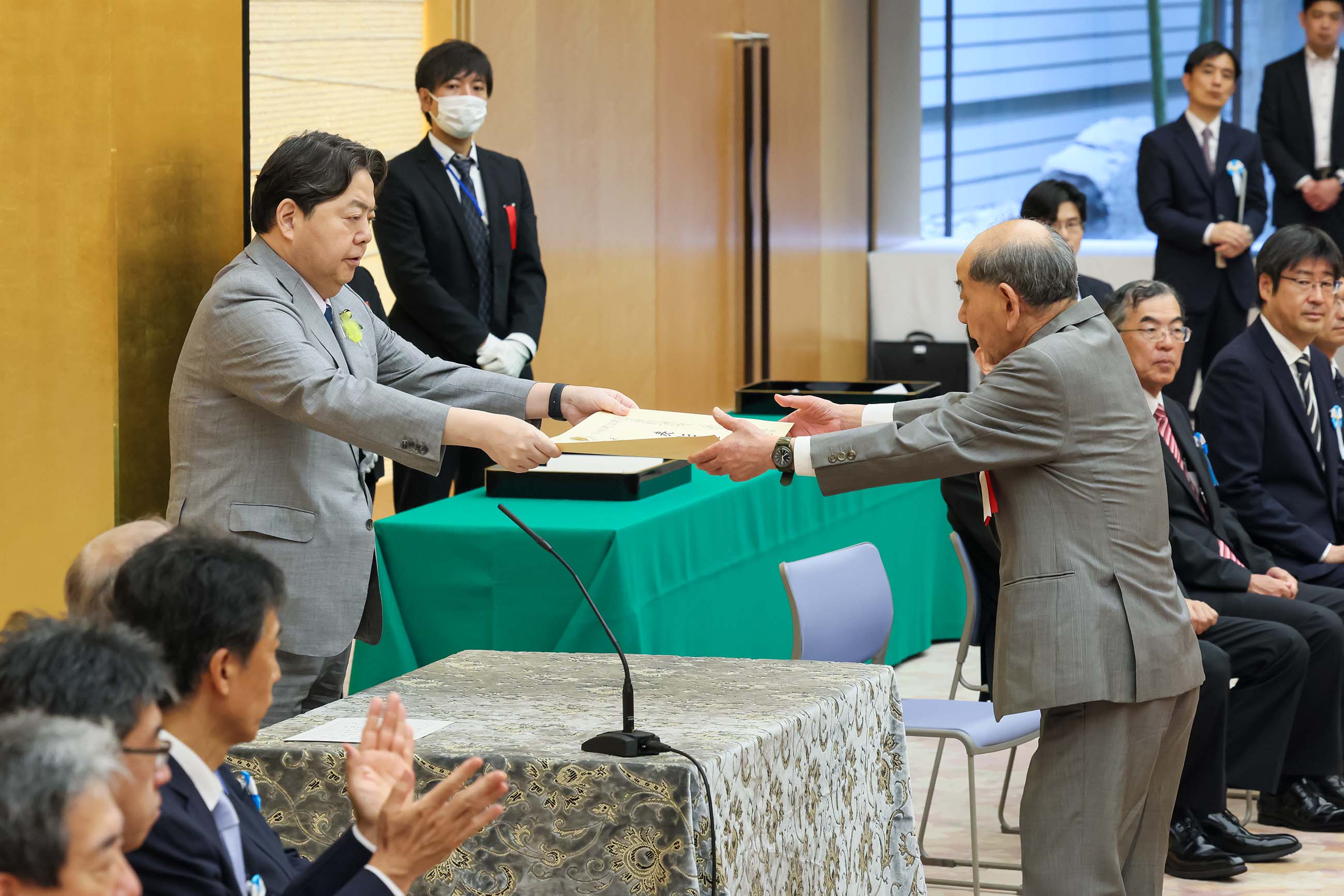 表彰状を授与する林官房長官４