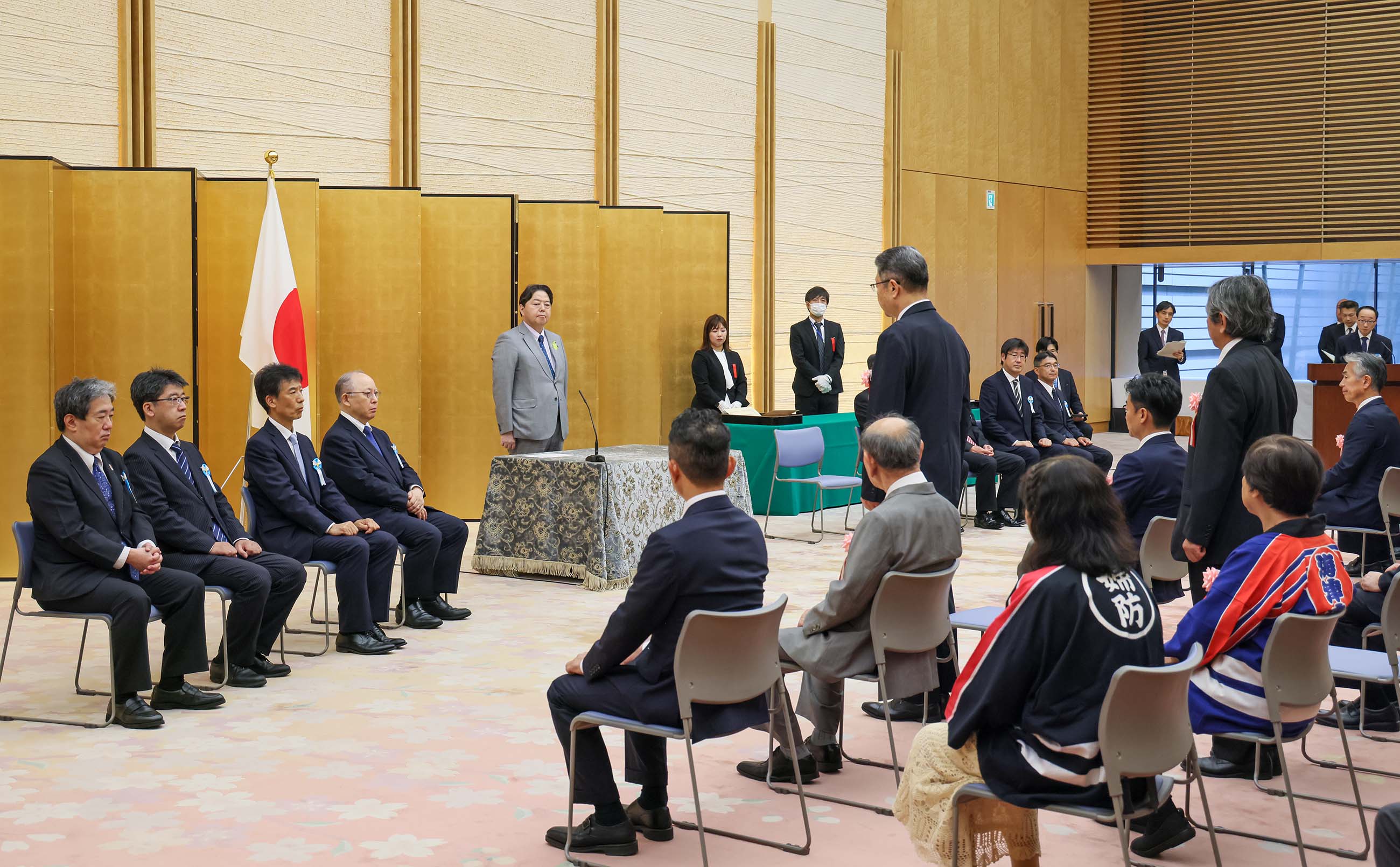表彰状を授与する林官房長官５