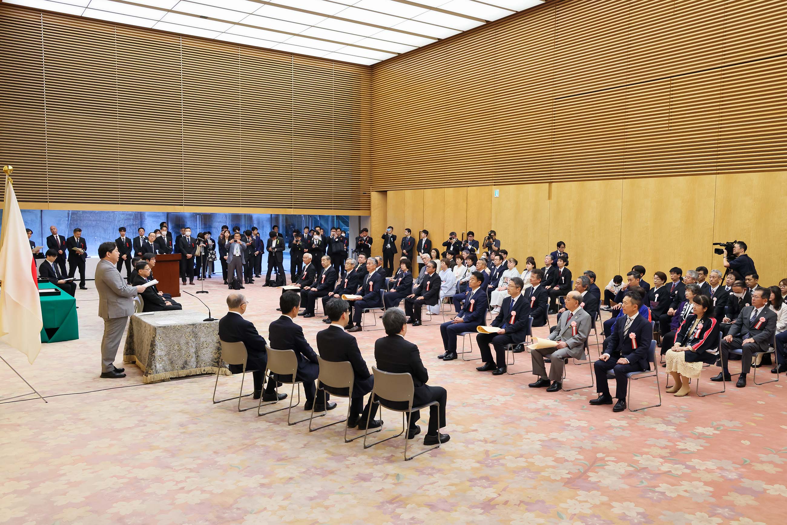 表彰状を授与する林官房長官６