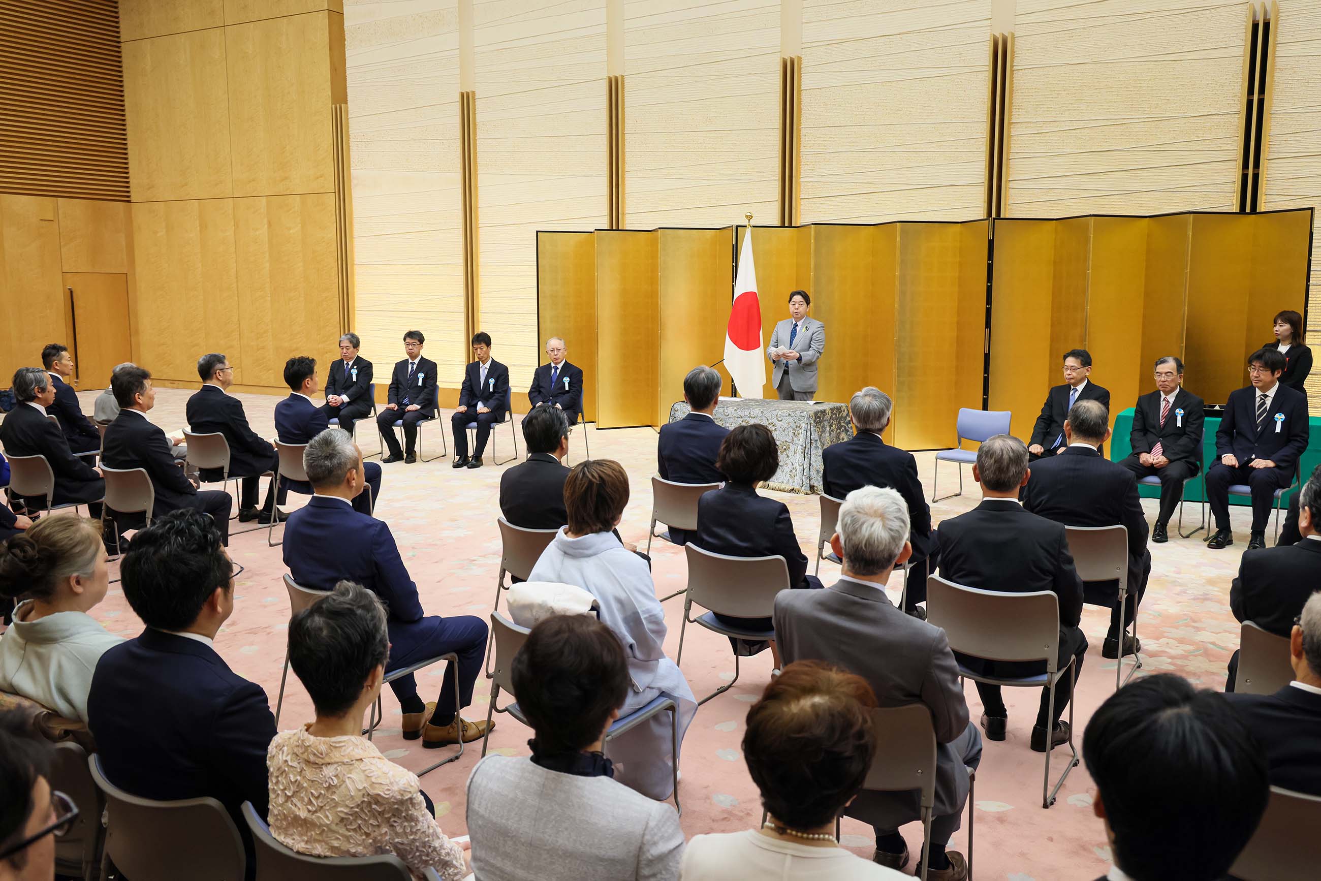 挨拶する林官房長官１