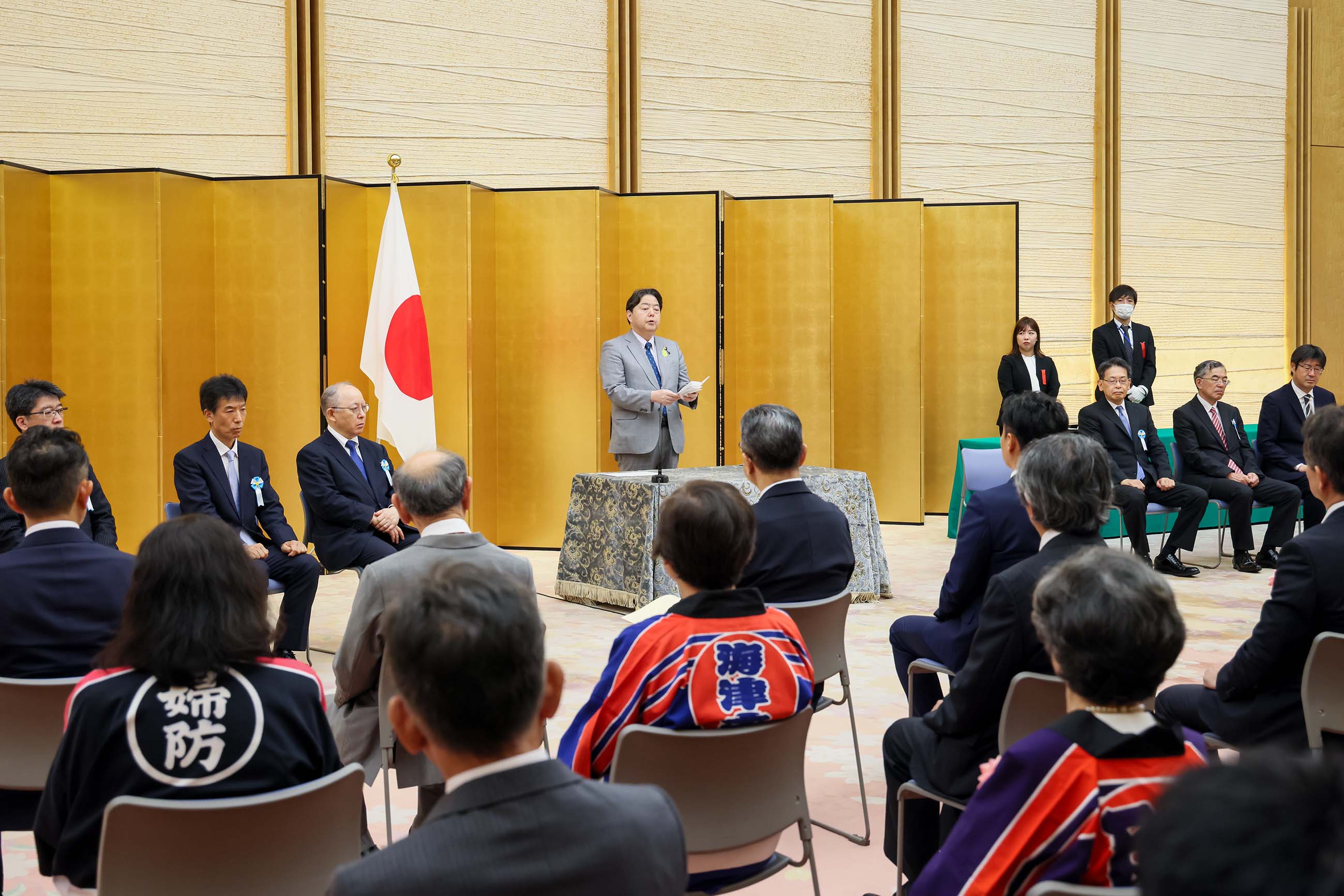 挨拶する林官房長官２