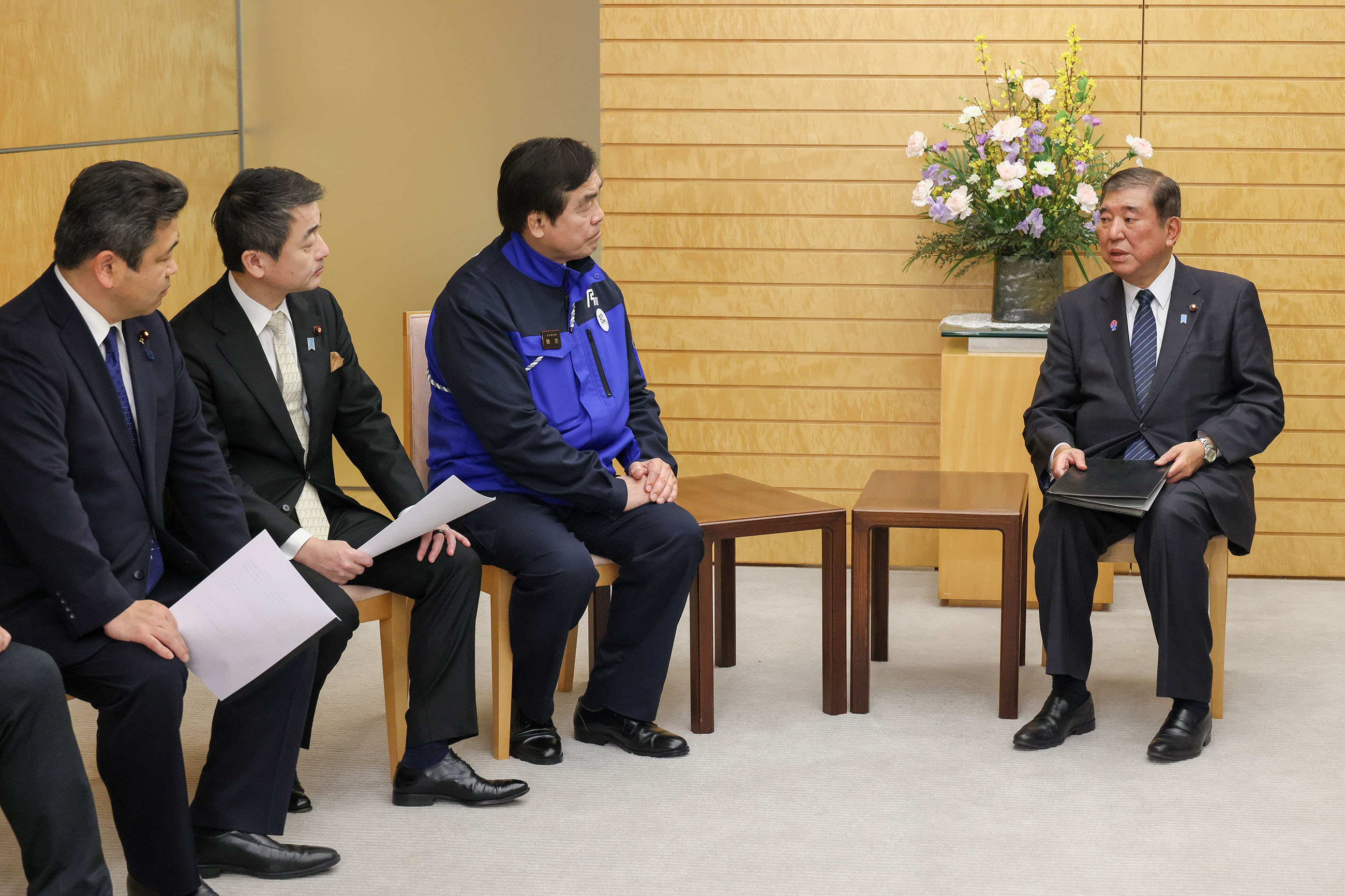 要望書を受け取る石破総理２