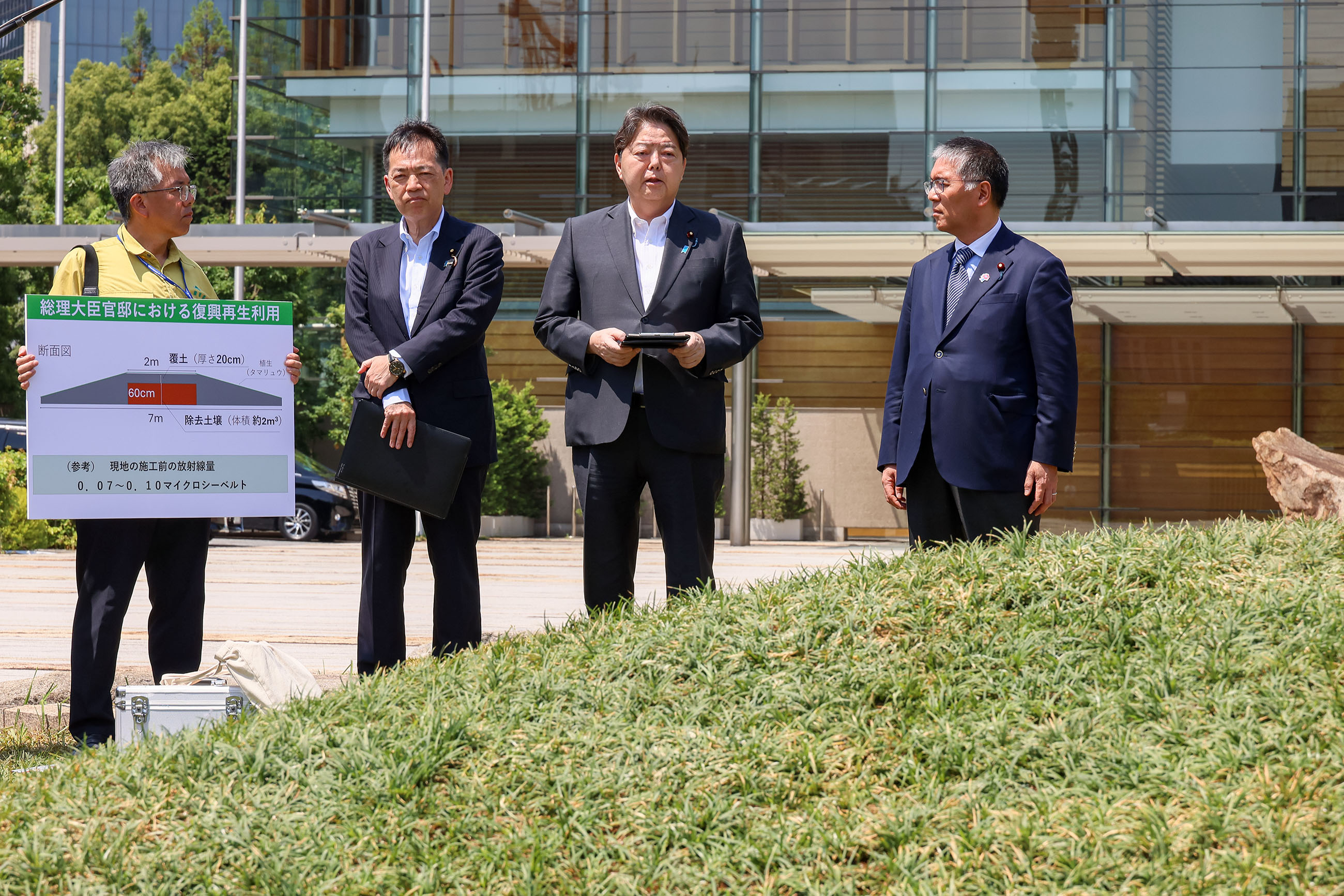 発言する林官房長官