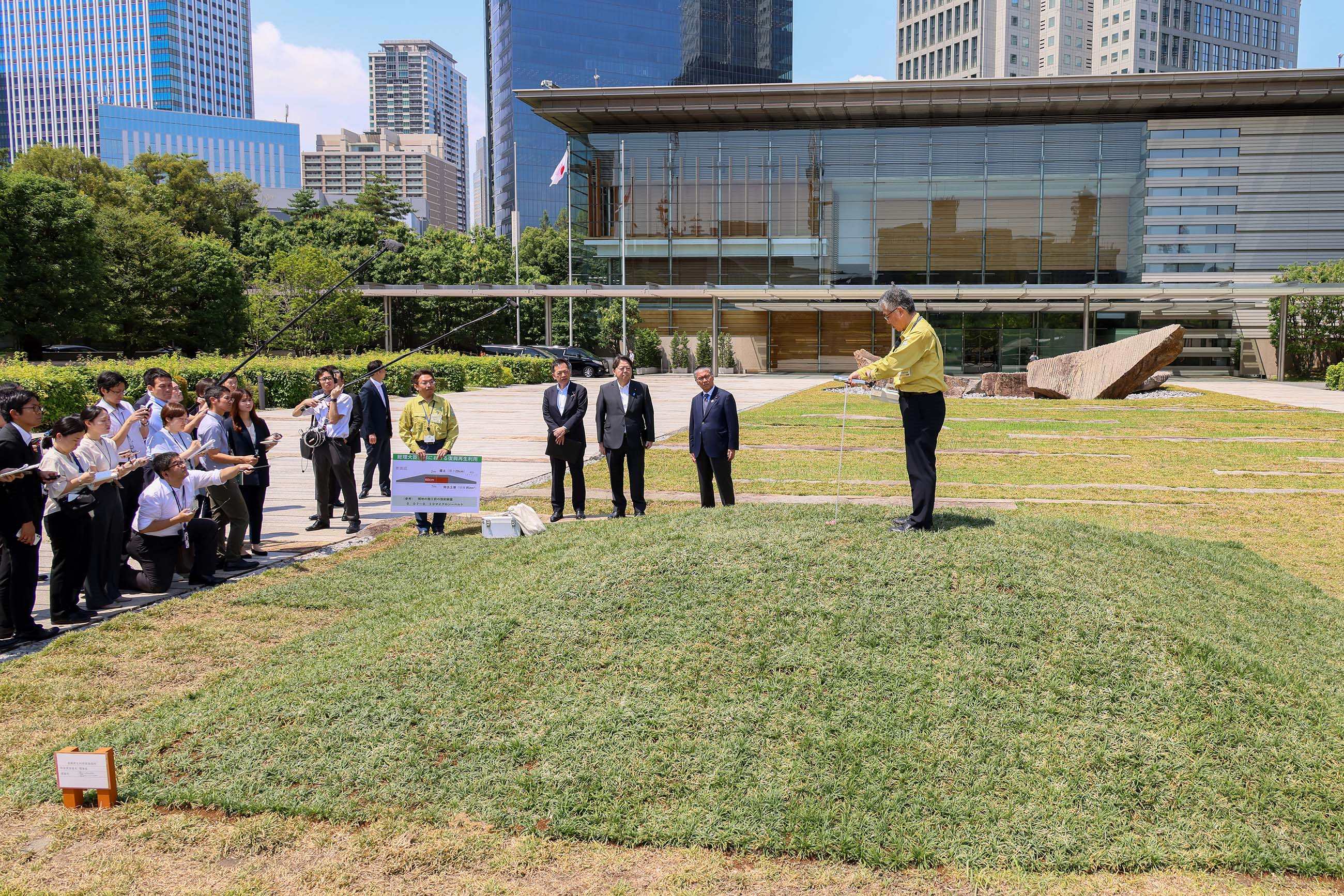 視察する林官房長官１