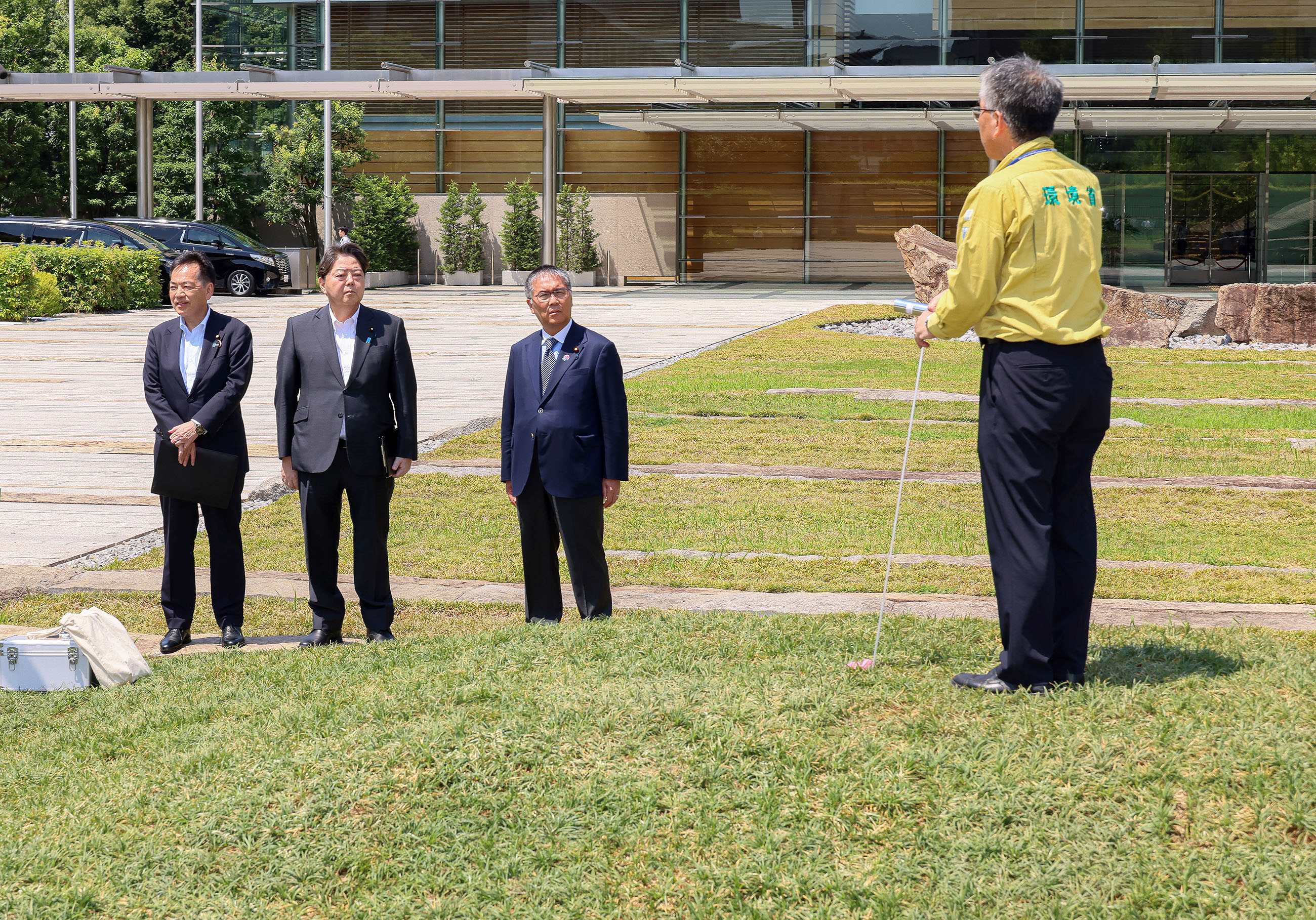 視察する林官房長官２