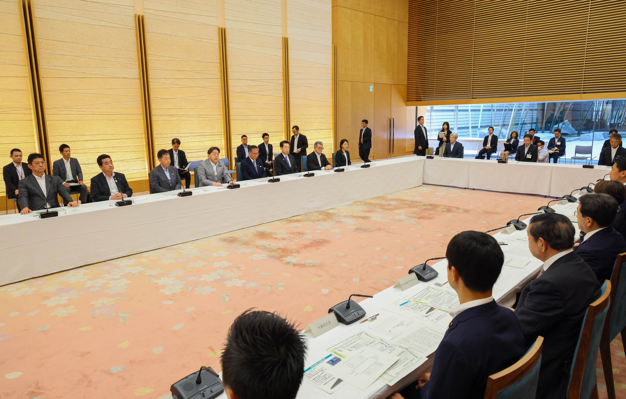 会議のまとめを行う林官房長官４