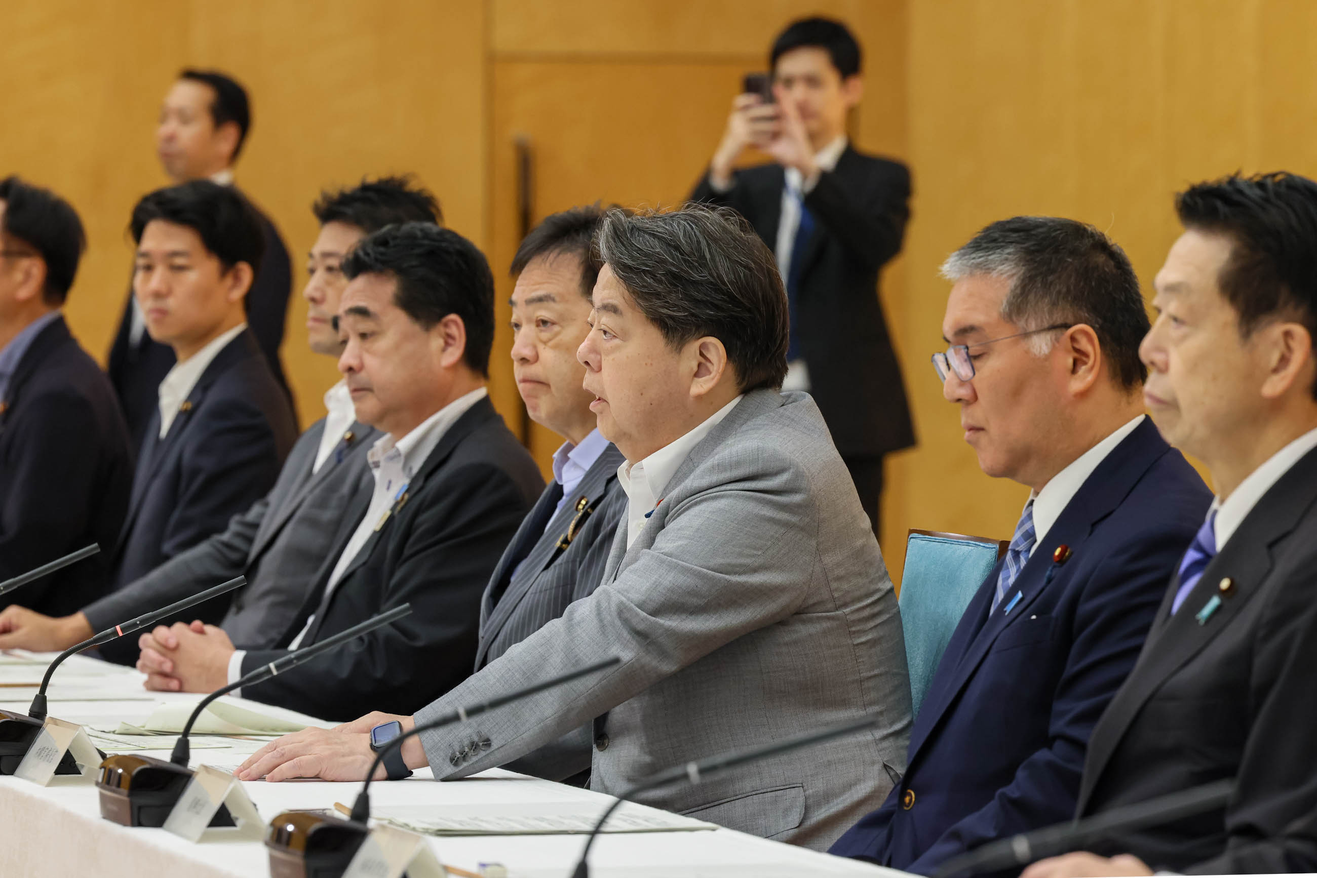 会議のまとめを行う林官房長官６