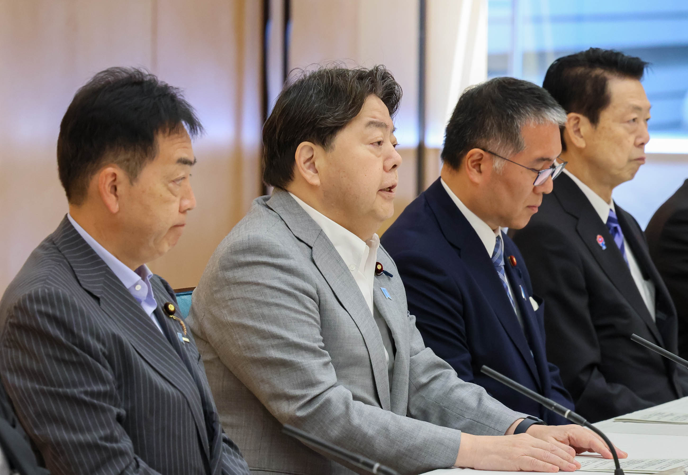 会議のまとめを行う林官房長官１