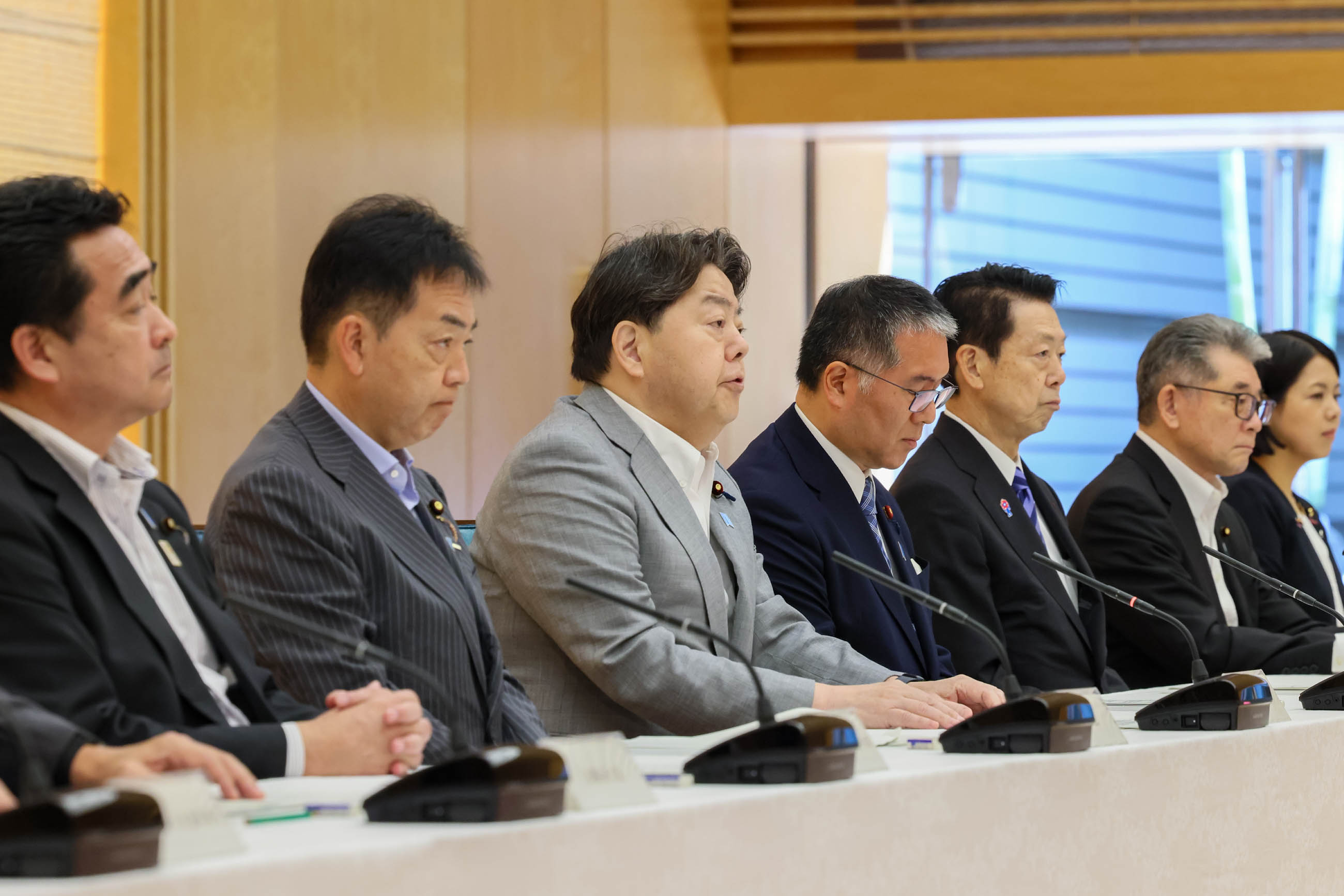 会議のまとめを行う林官房長官８