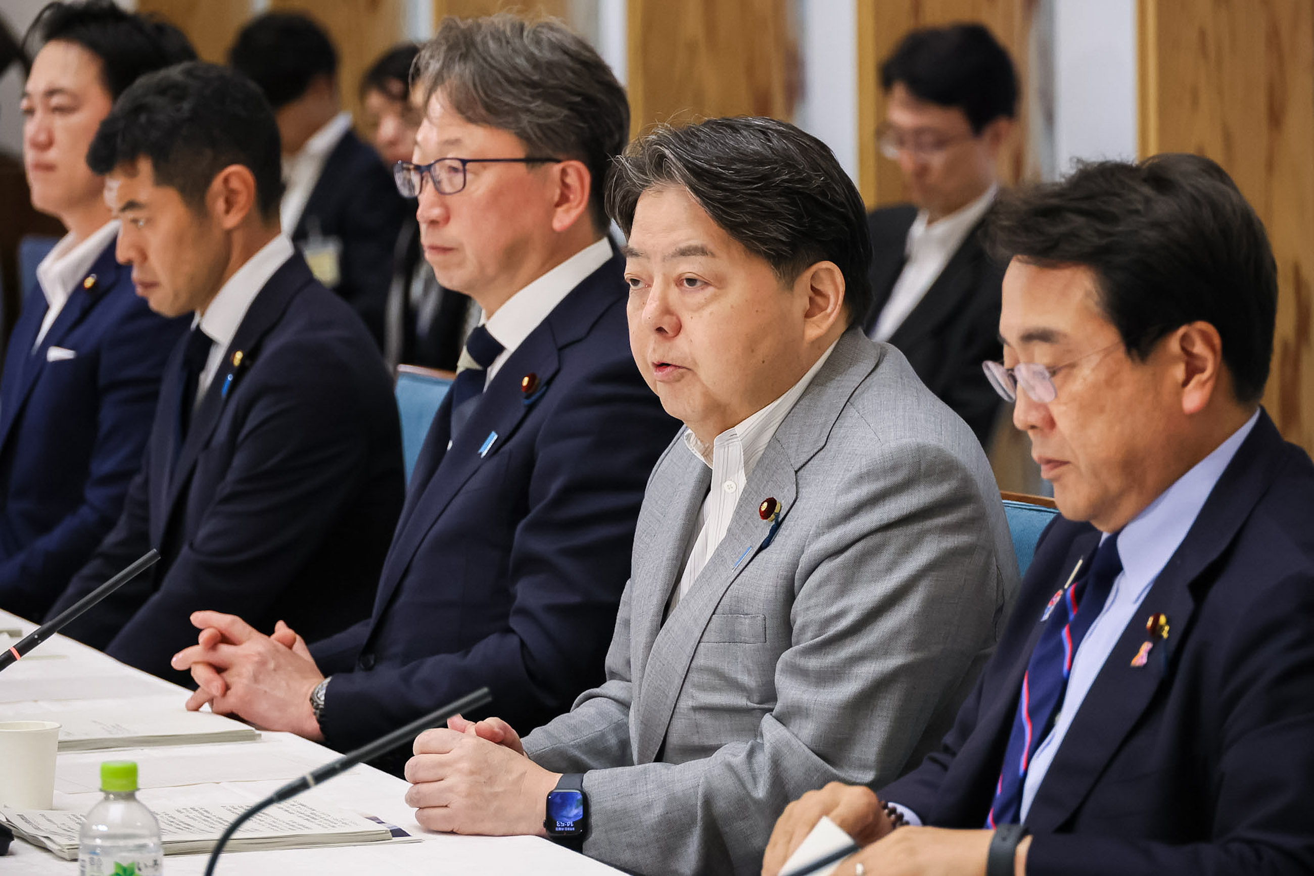 会議のまとめを行う林官房長官１