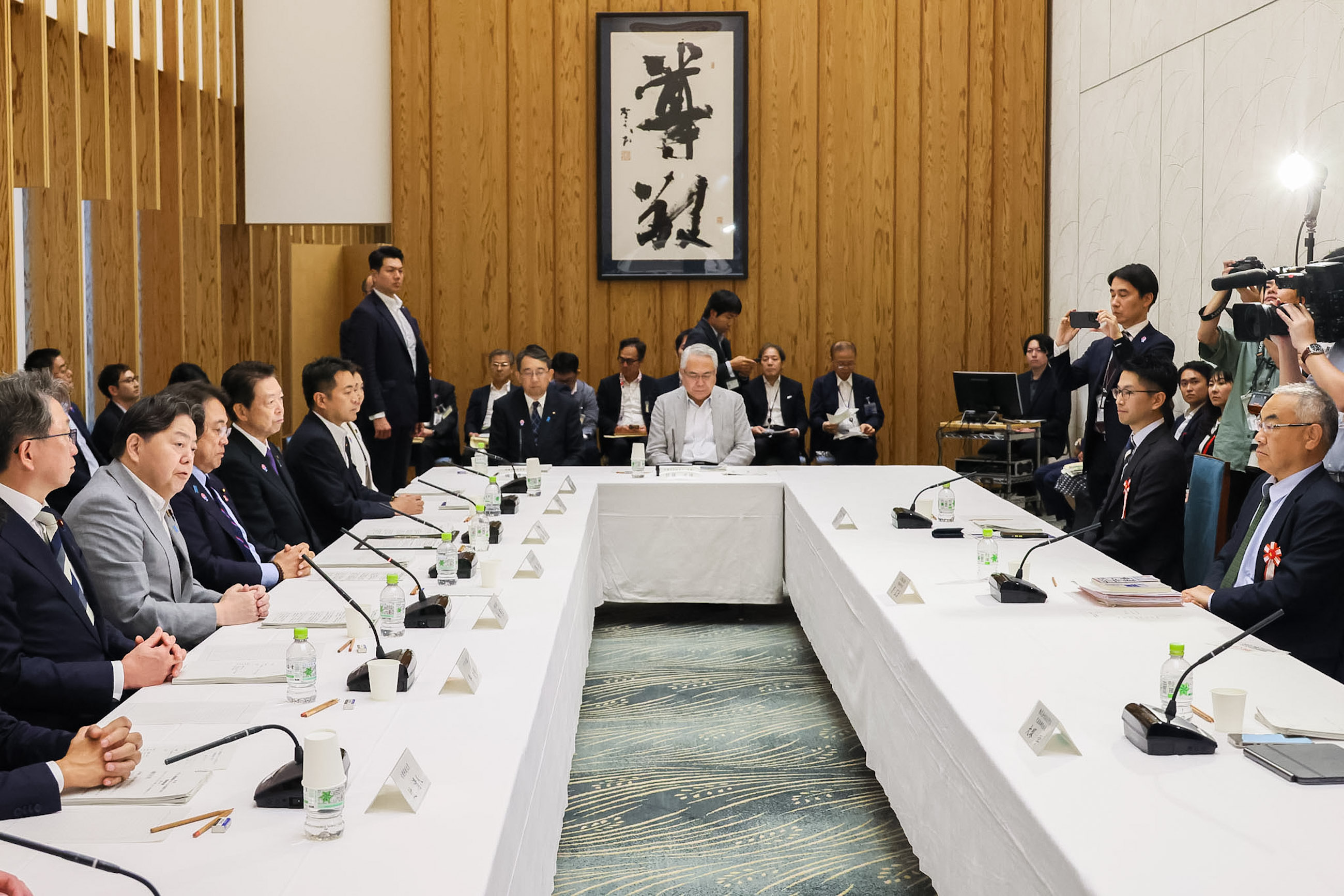 会議のまとめを行う林官房長官３