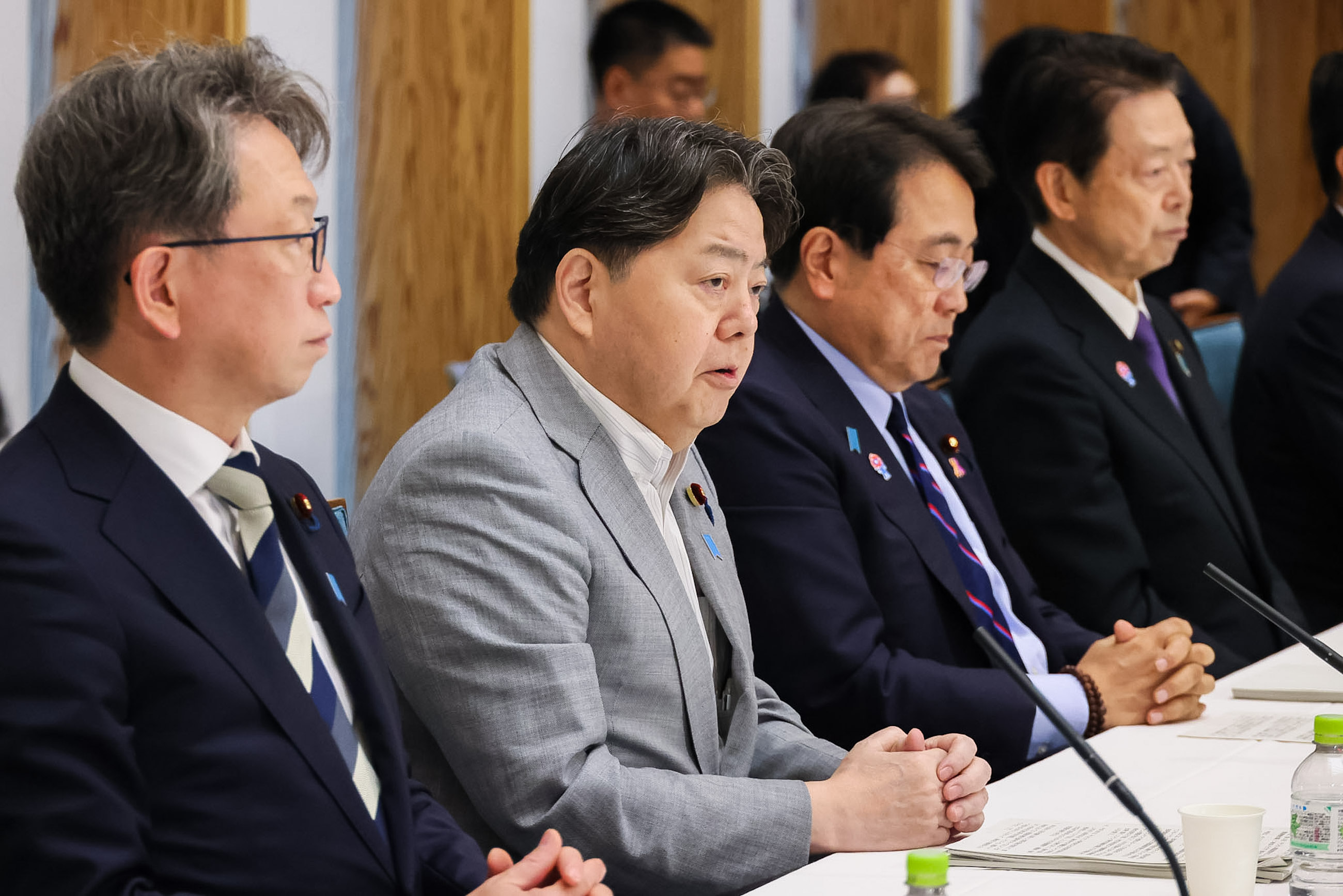 会議のまとめを行う林官房長官４