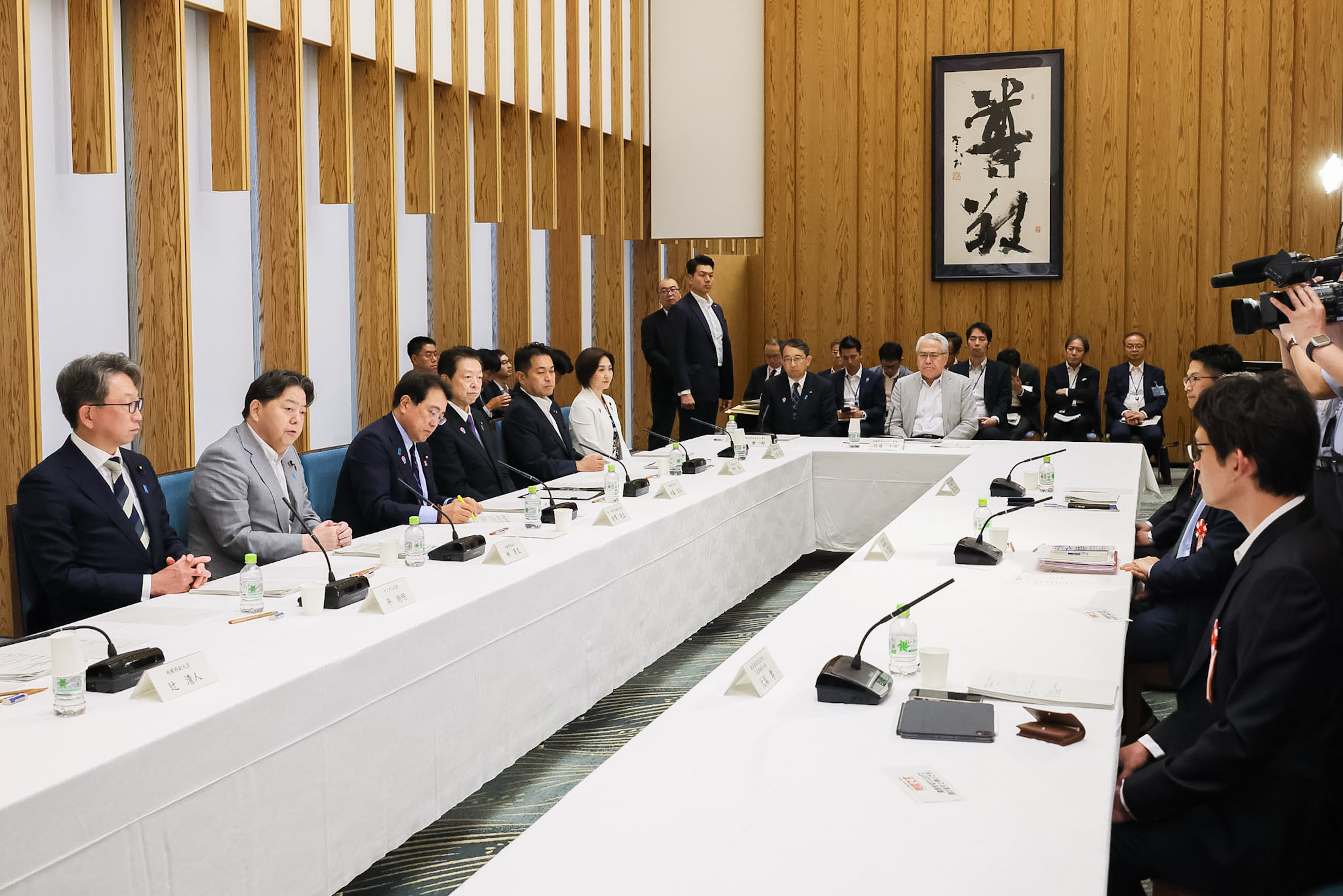 会議のまとめを行う林官房長官５