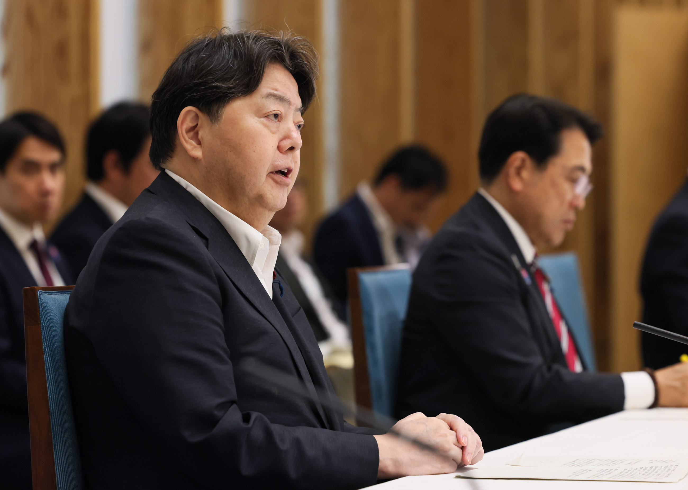 会議のまとめを行う林官房長官１