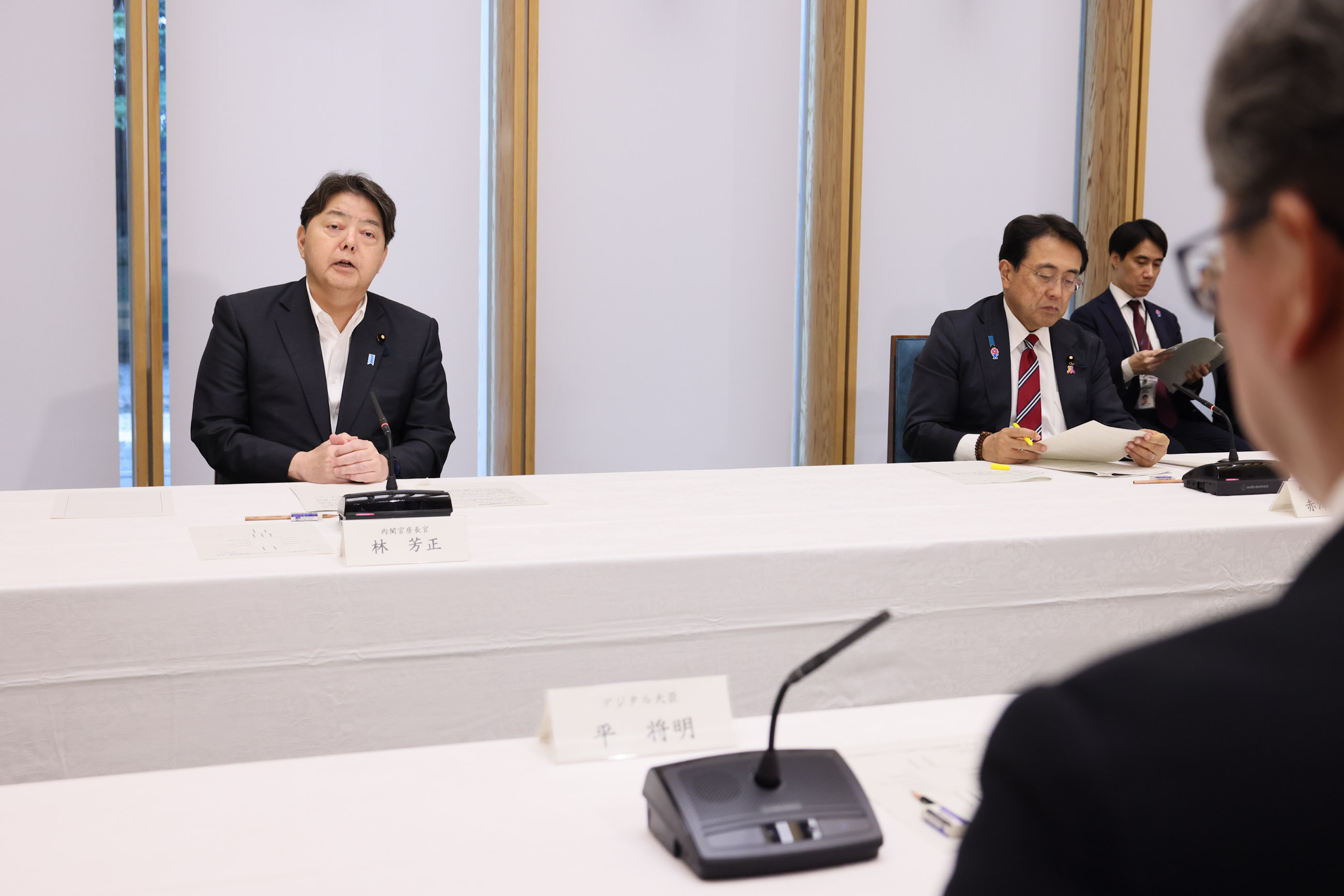会議のまとめを行う林官房長官３
