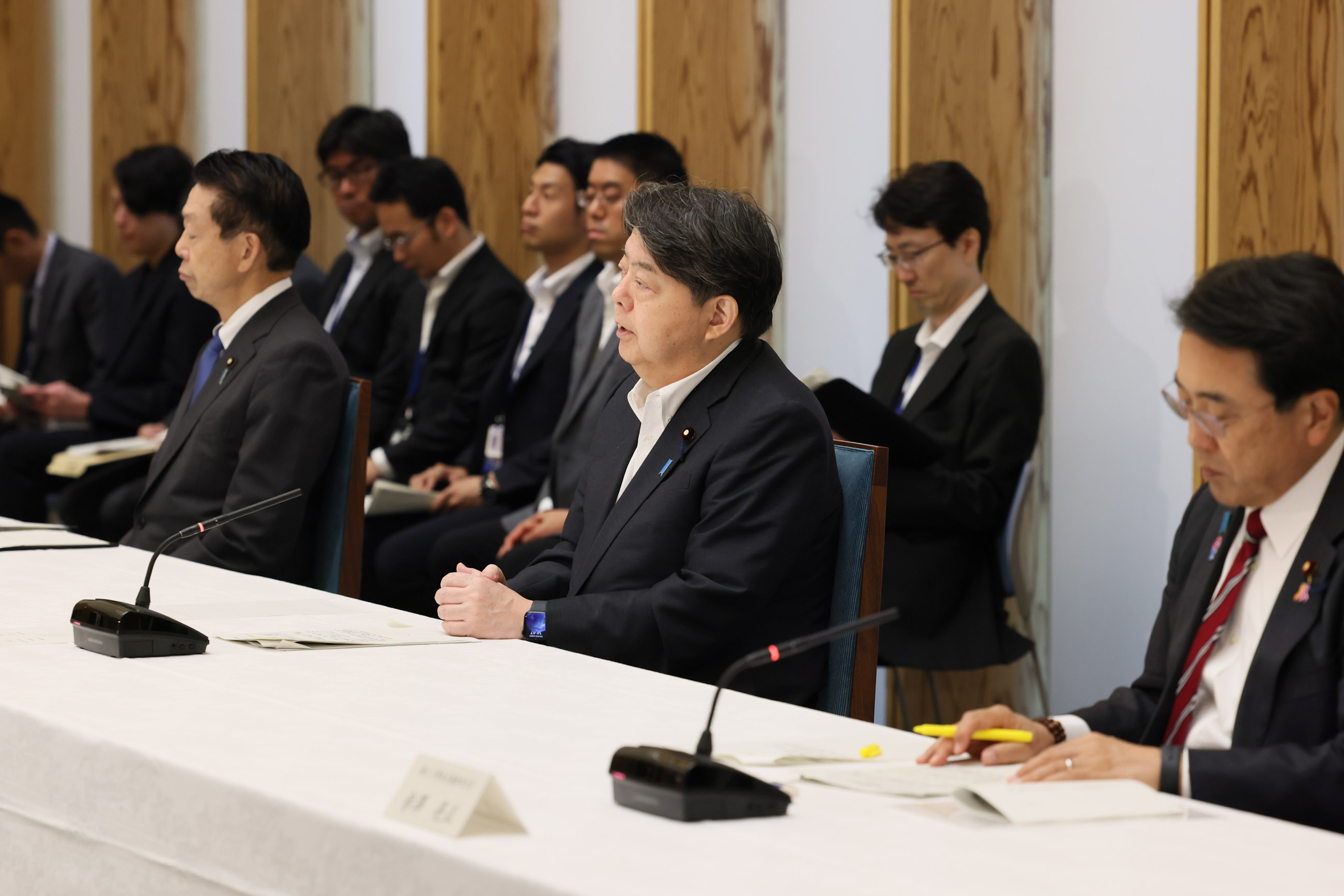 会議のまとめを行う林官房長官４