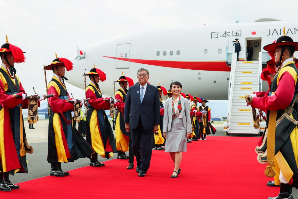 韓国に到着した石破総理夫人１